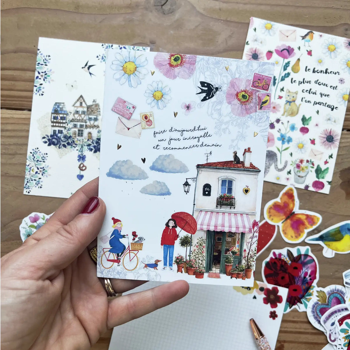 Cartes postales illustrées et stickers Rose & Myrtille aux motifs de maisons, fleurs, oiseaux et papillons