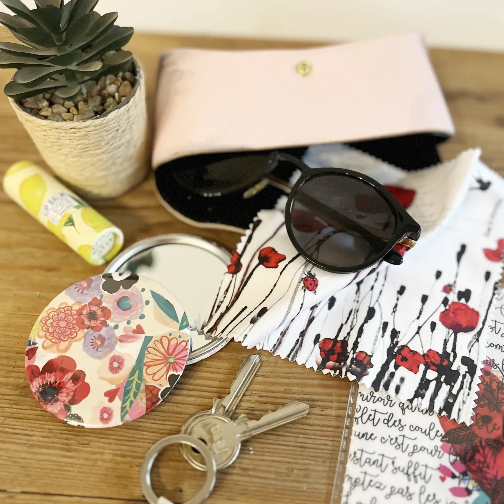 Accessoires illustrés Rose & Myrtille : miroir de poche fleuri, essuie-lunettes à coquelicots, lunettes de soleil et clés