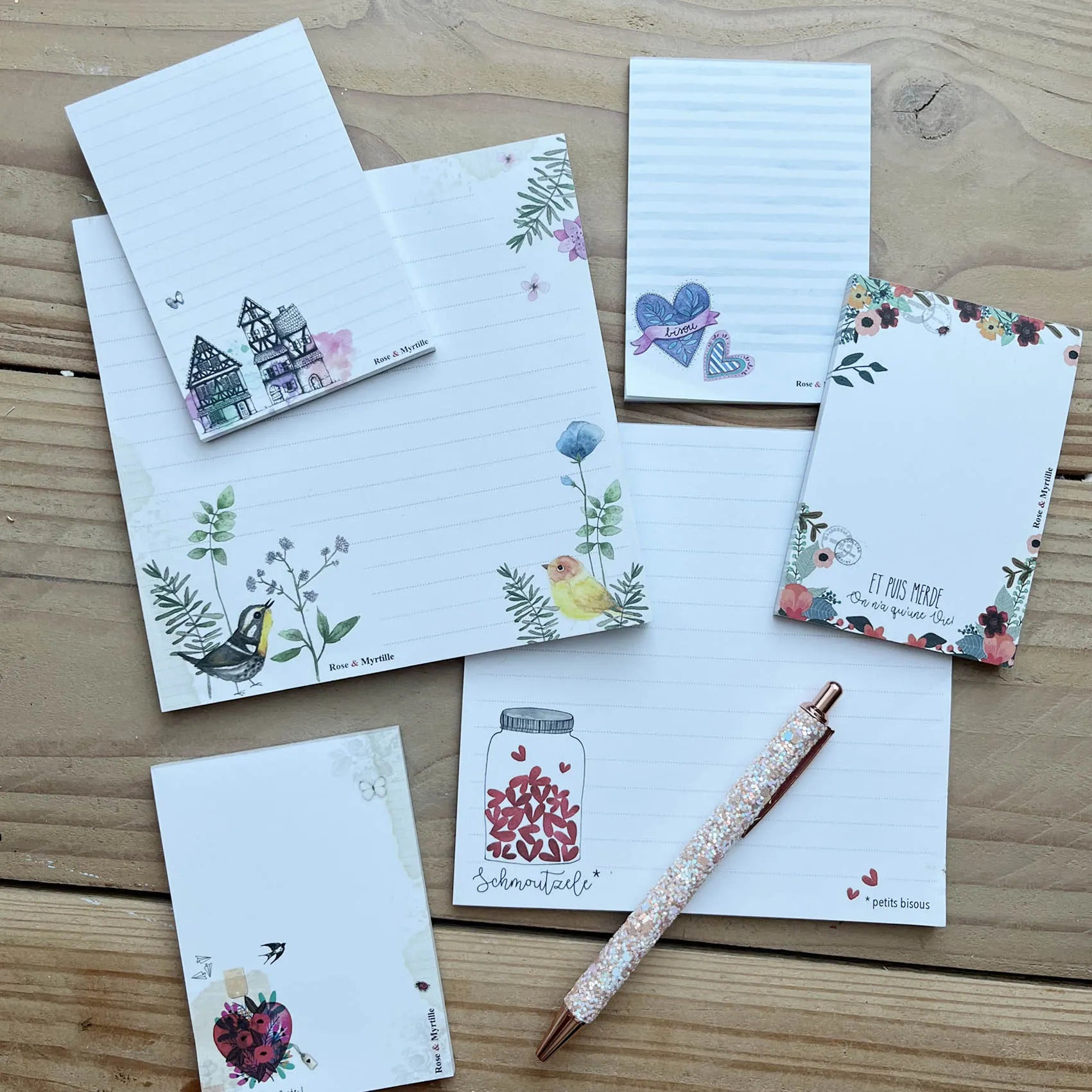 
Trousses de maquillage zippées Rose & Myrtille aux motifs de fleurs colorées, coquelicots et oiseaux