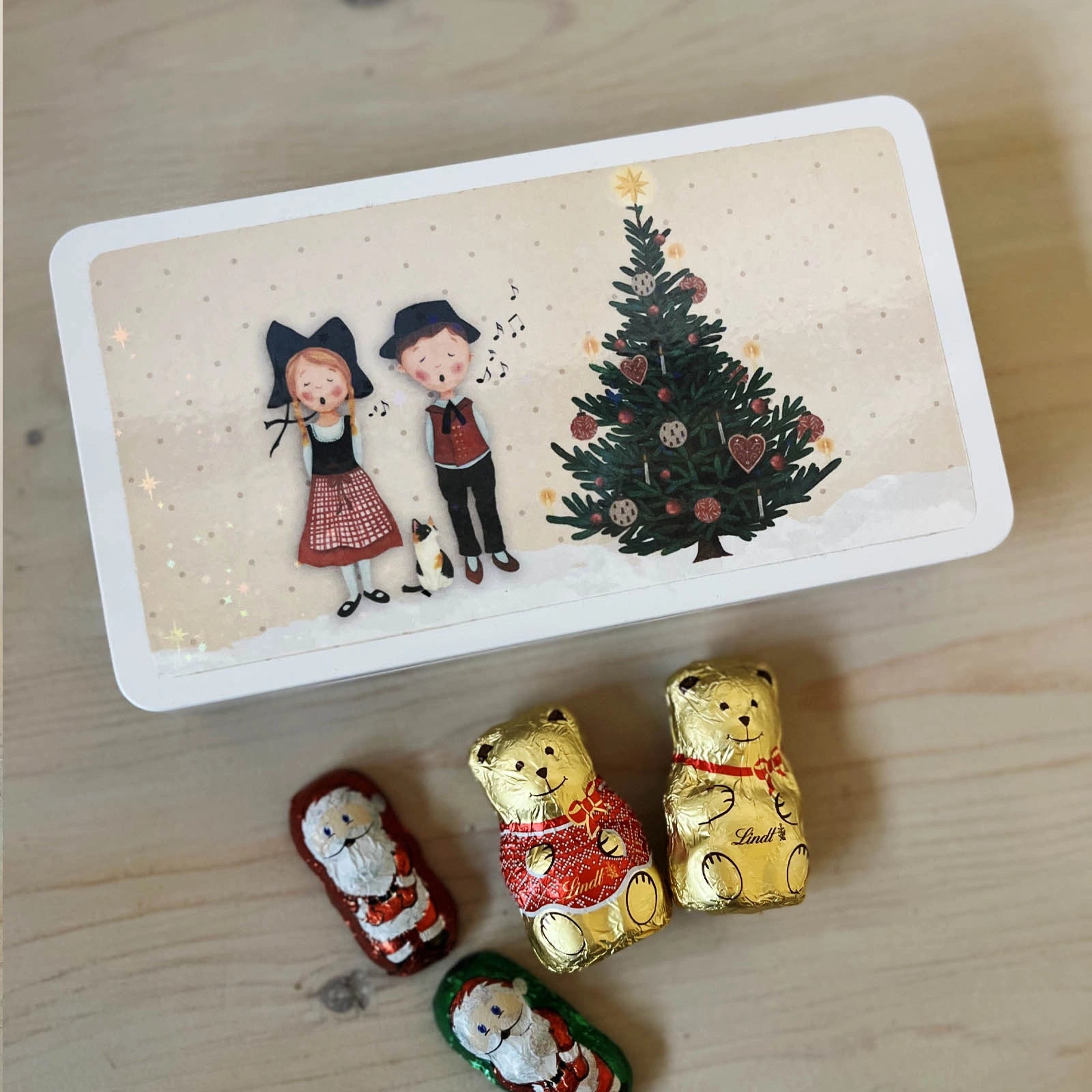 Boîte plumier Noël Alsace illustrée avec chocolats autour – Rose et Myrtille