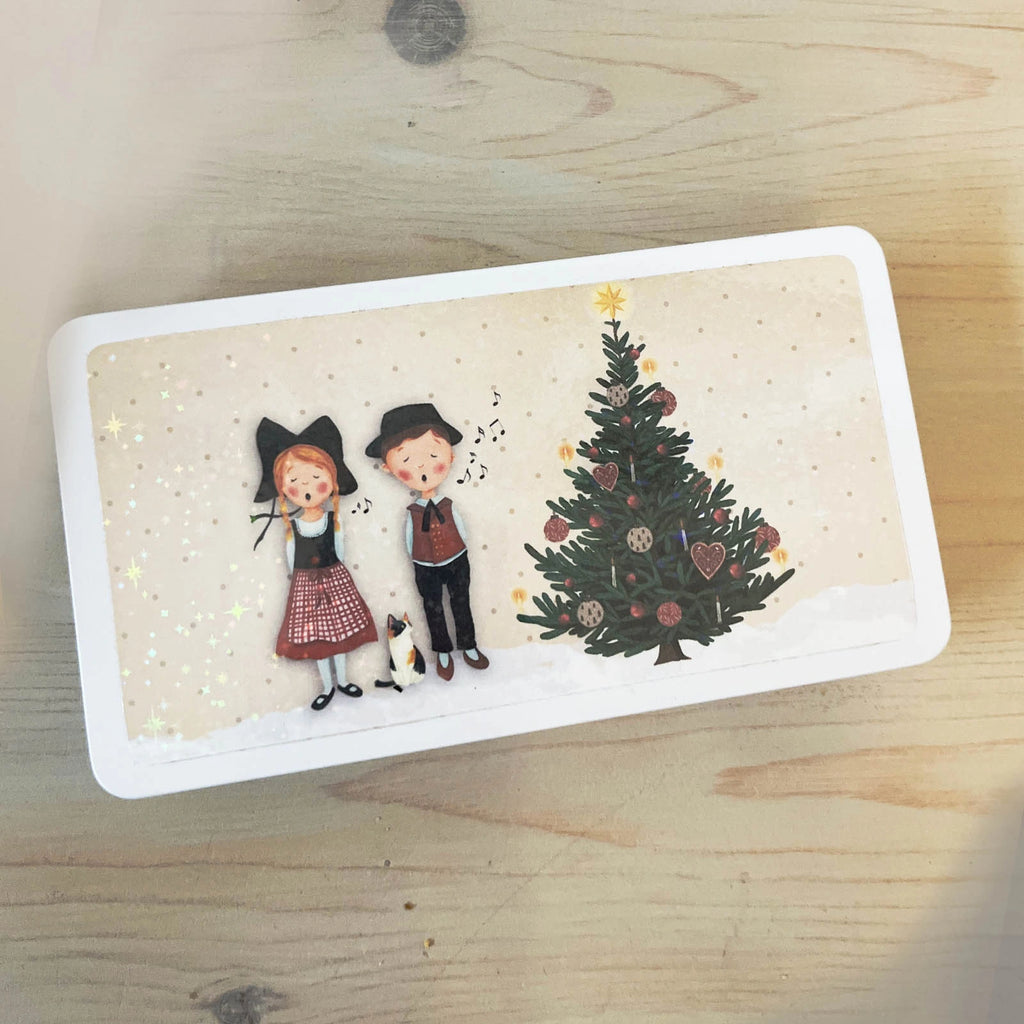 Boîte plumier Noël Alsace avec enfants en tenue traditionnelle et sapin illustré – Rose et Myrtille