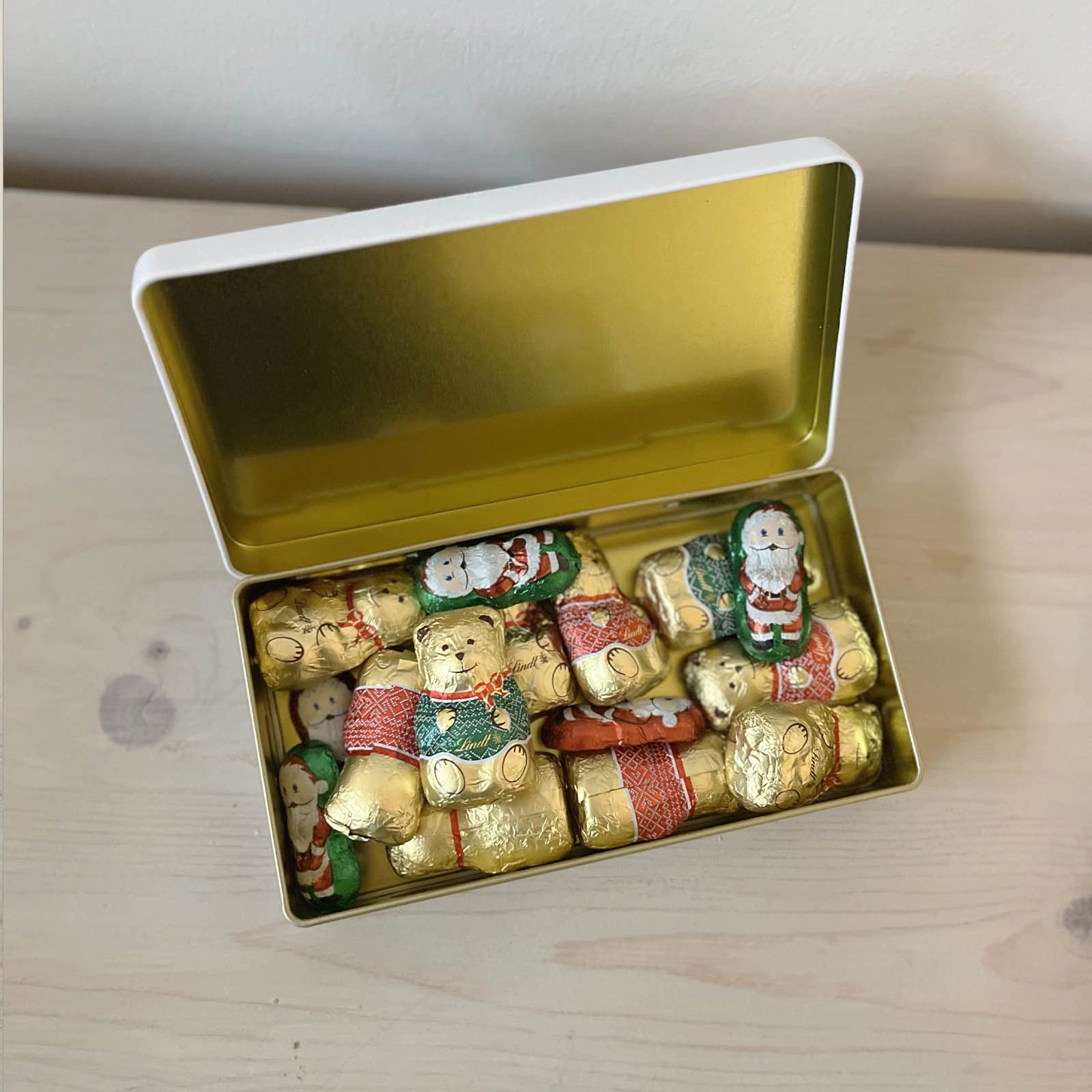 Boîte plumier Noël Alsace ouverte remplie de chocolats – Rose et Myrtille