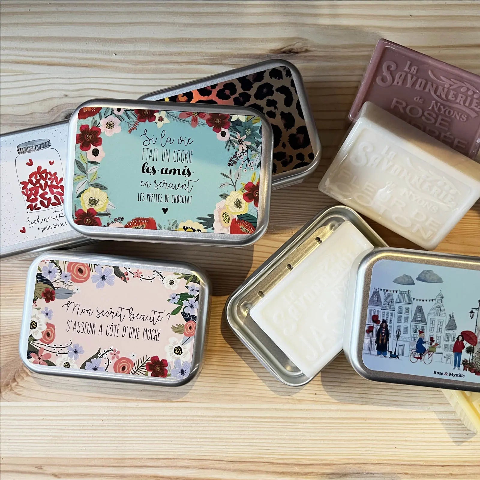 Boîtes à savon en métal illustrées Rose & Myrtille avec savons artisanaux – accessoires pratiques et décoratifs fabriqués en France.