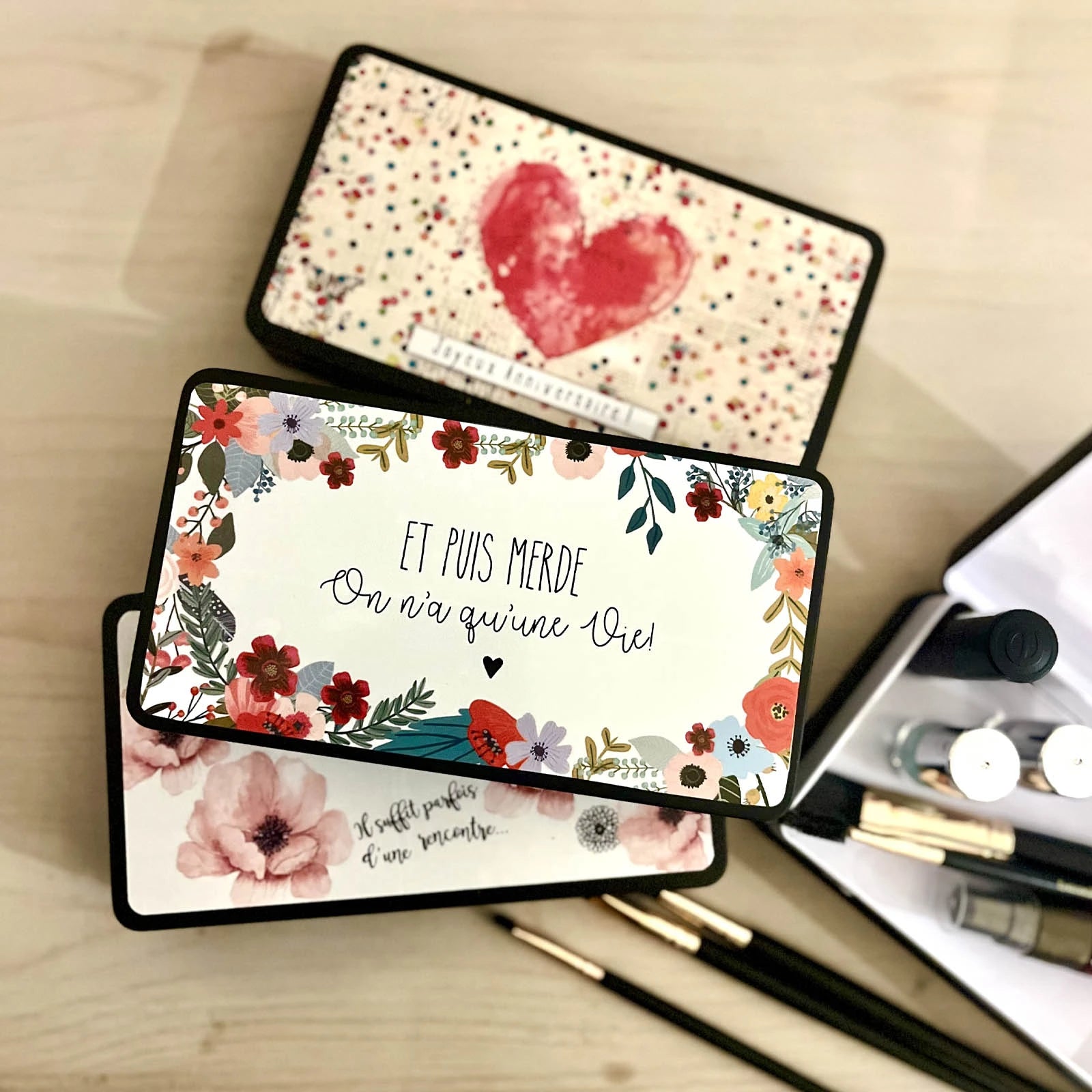Boîtes plumier illustrées Rose & Myrtille avec motifs floraux et messages poétiques – boîtes métalliques décoratives pour stylos et accessoires.