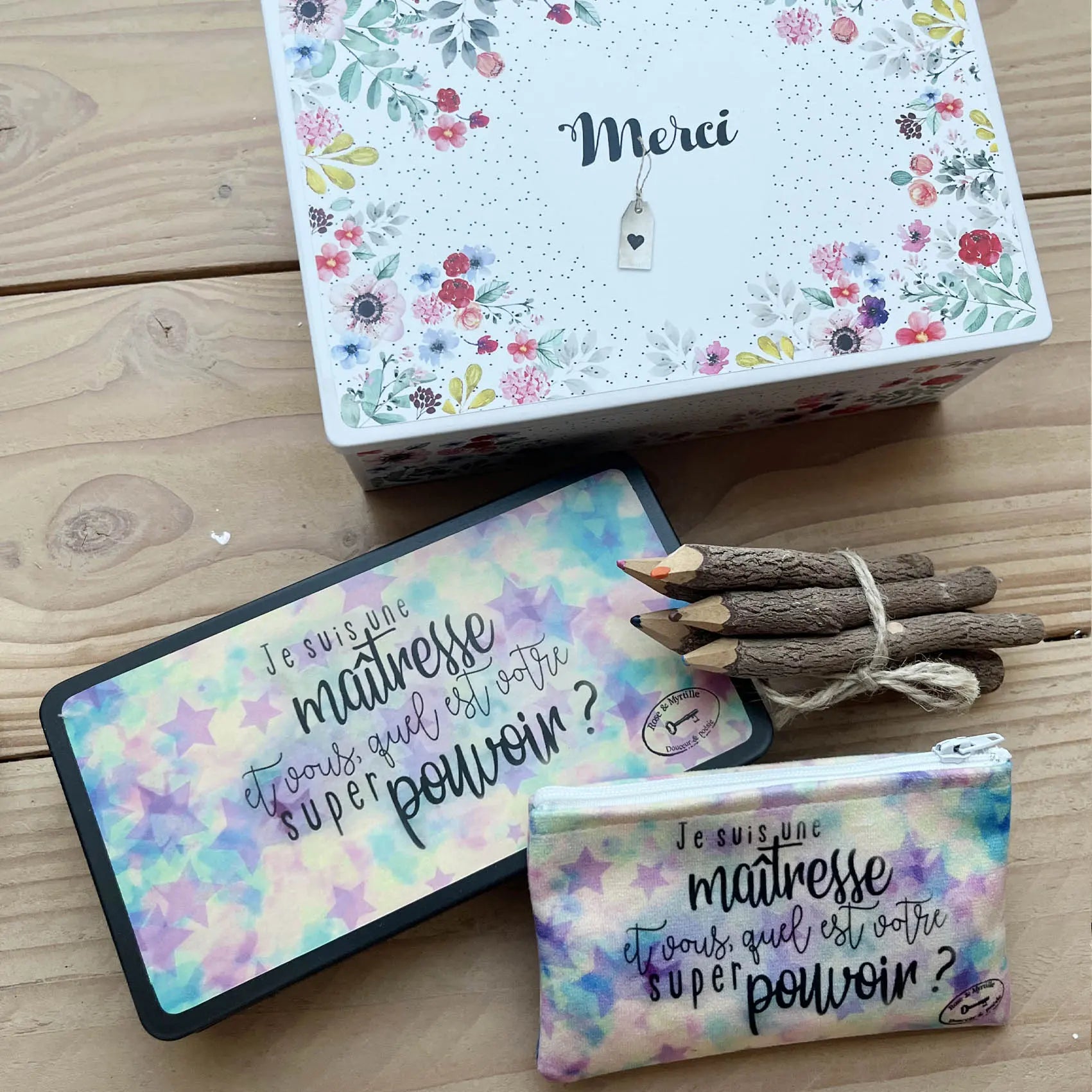 Cadeaux pour maîtresse d’école Rose & Myrtille : boîte métallique fleurie, trousse et plumier illustrés avec message de remerciement