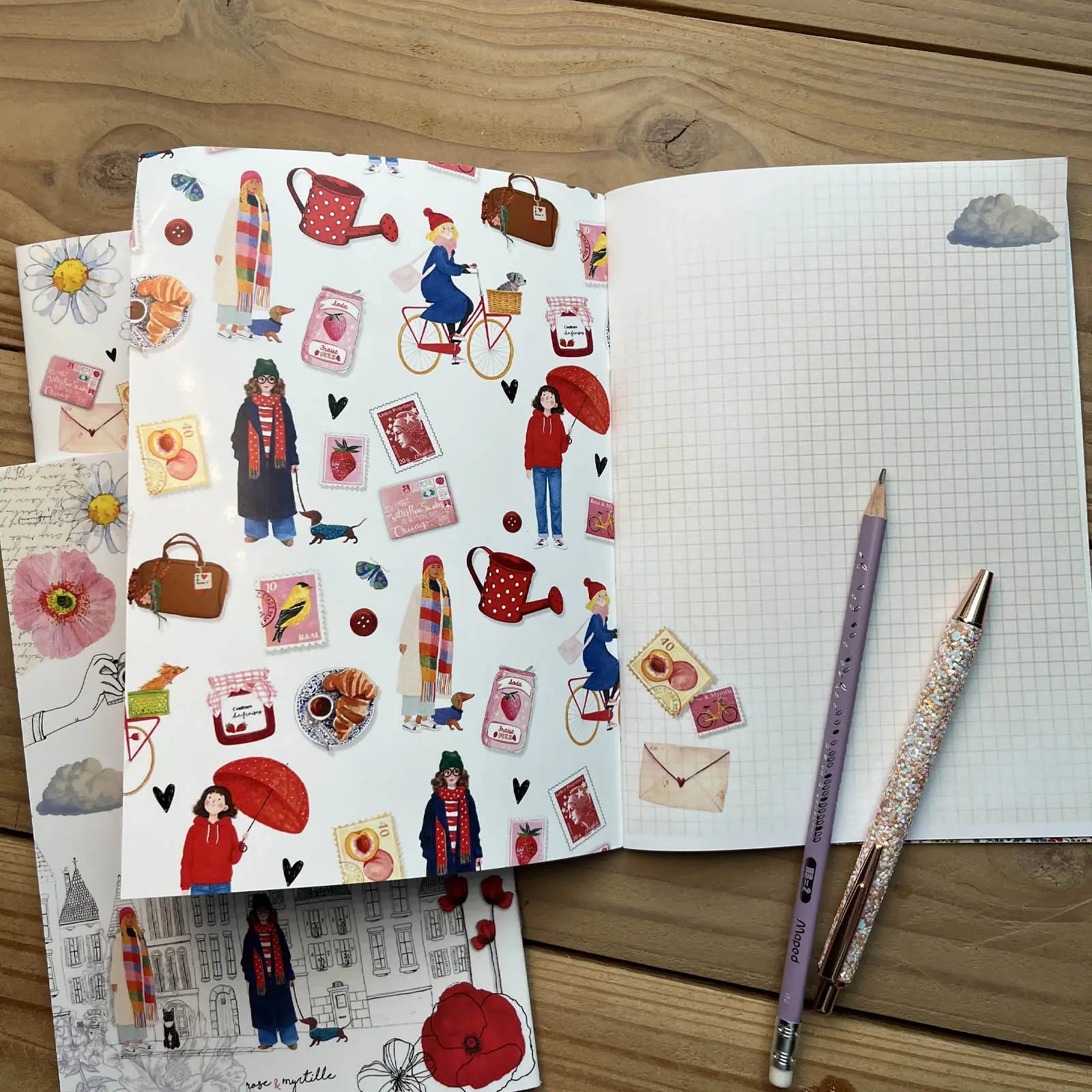 Cahiers illustrés Rose & Myrtille avec motifs poétiques et pages à carreaux – papeterie créative fabriquée en France.