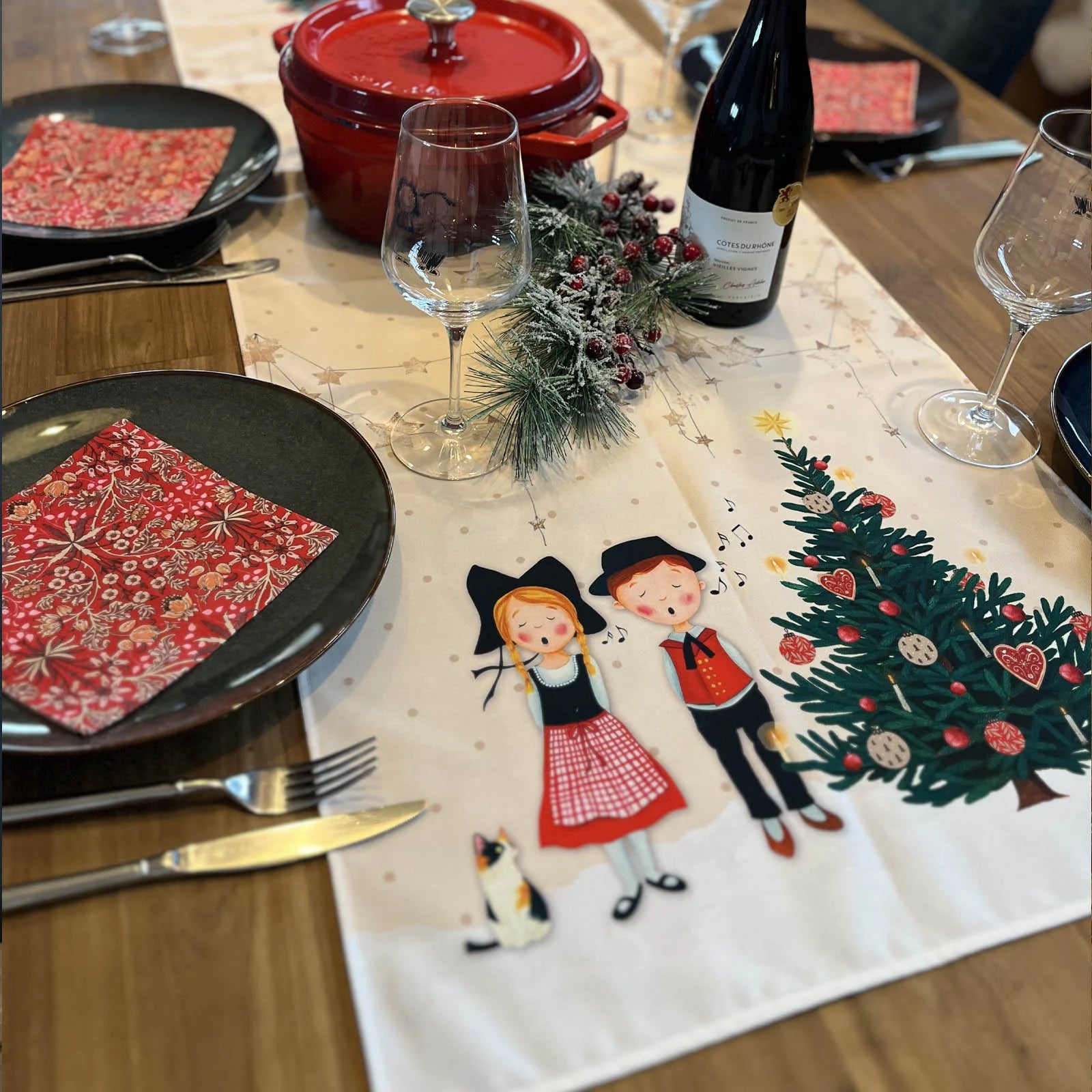 Chemin de table Noël Alsace Rose & Myrtille, scène illustrée enfants et sapin