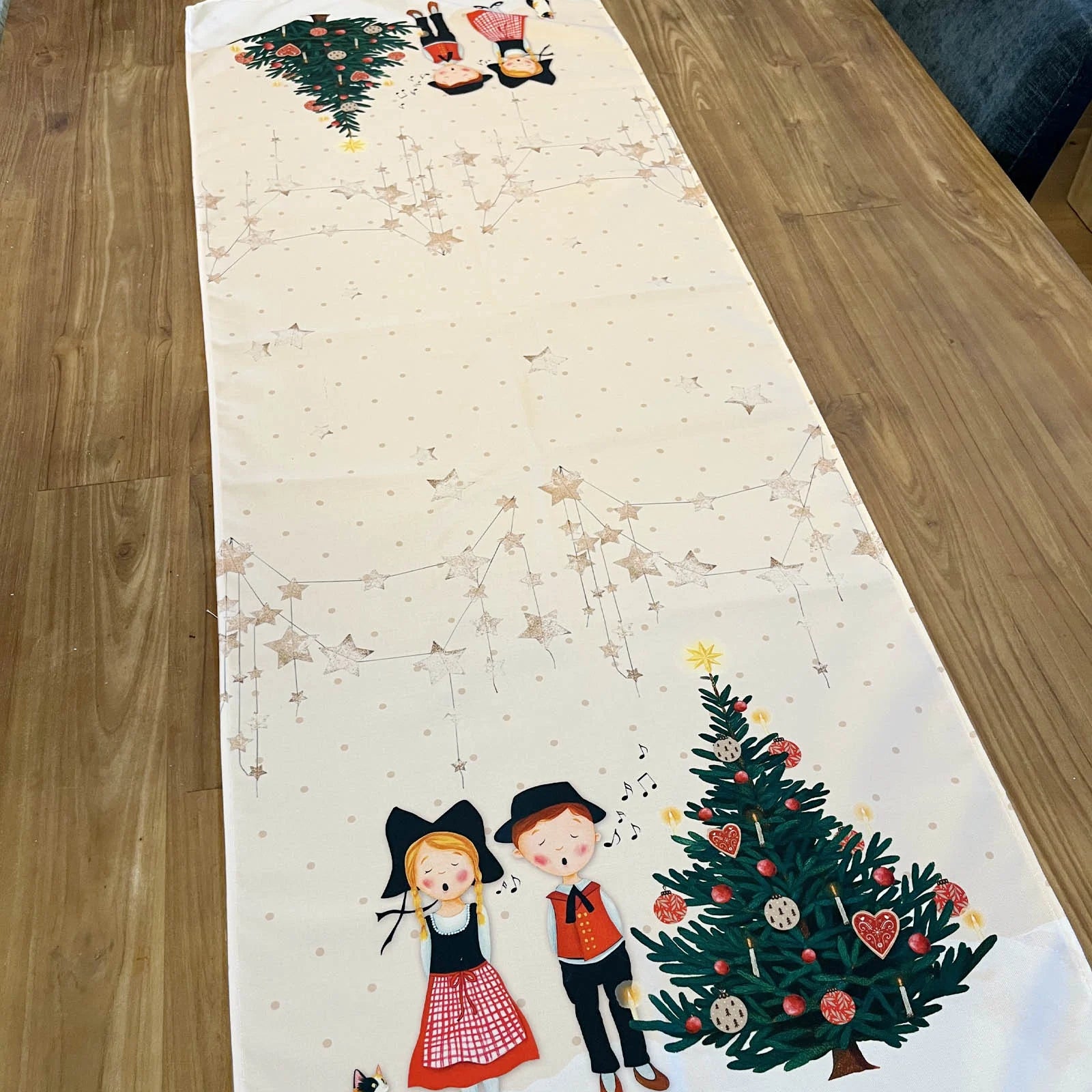 Chemin de table de Noël Alsace Rose & Myrtille, décor festif illustré
