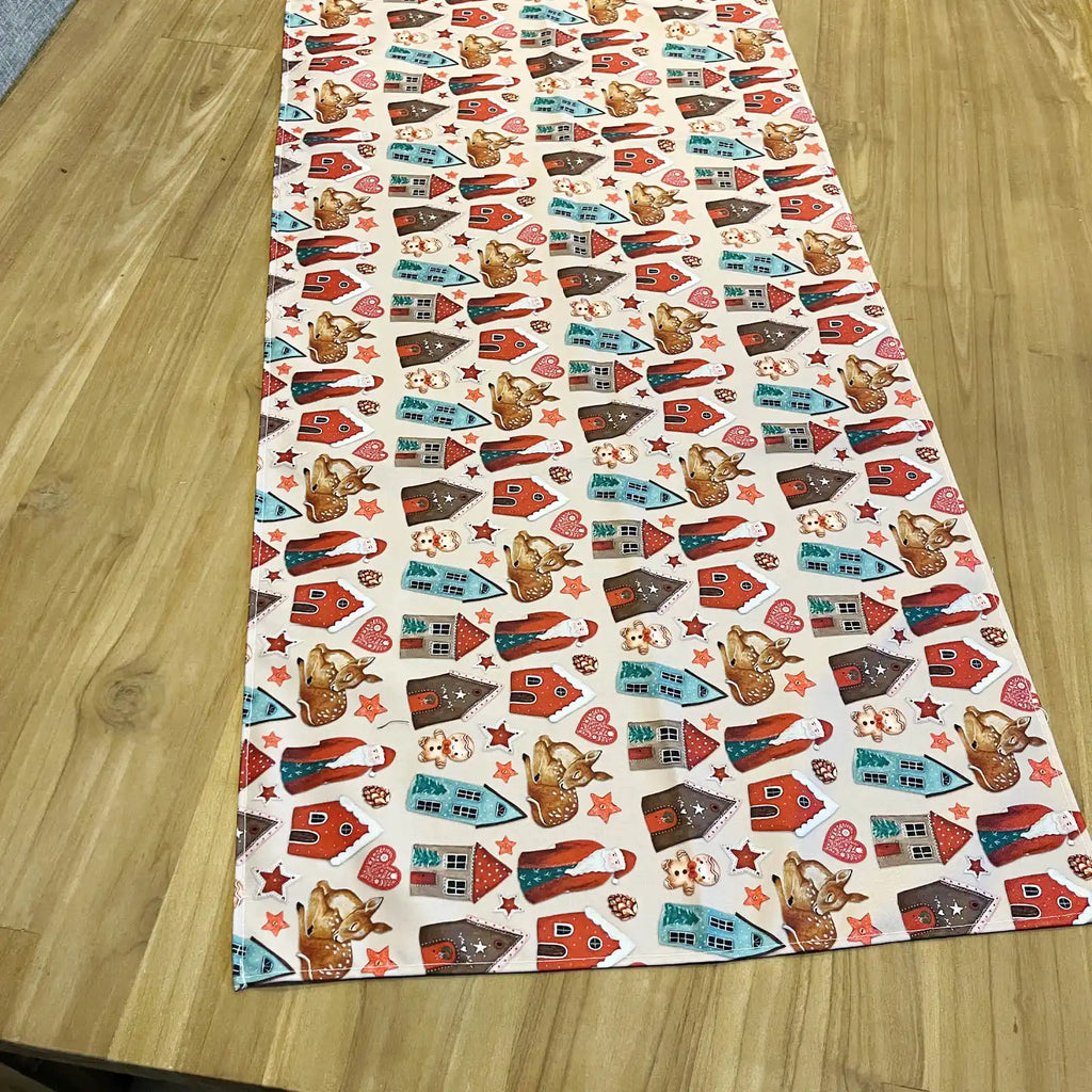 Chemin de table Noël motifs maisons et personnages – décoration de table festive Rose & Myrtille