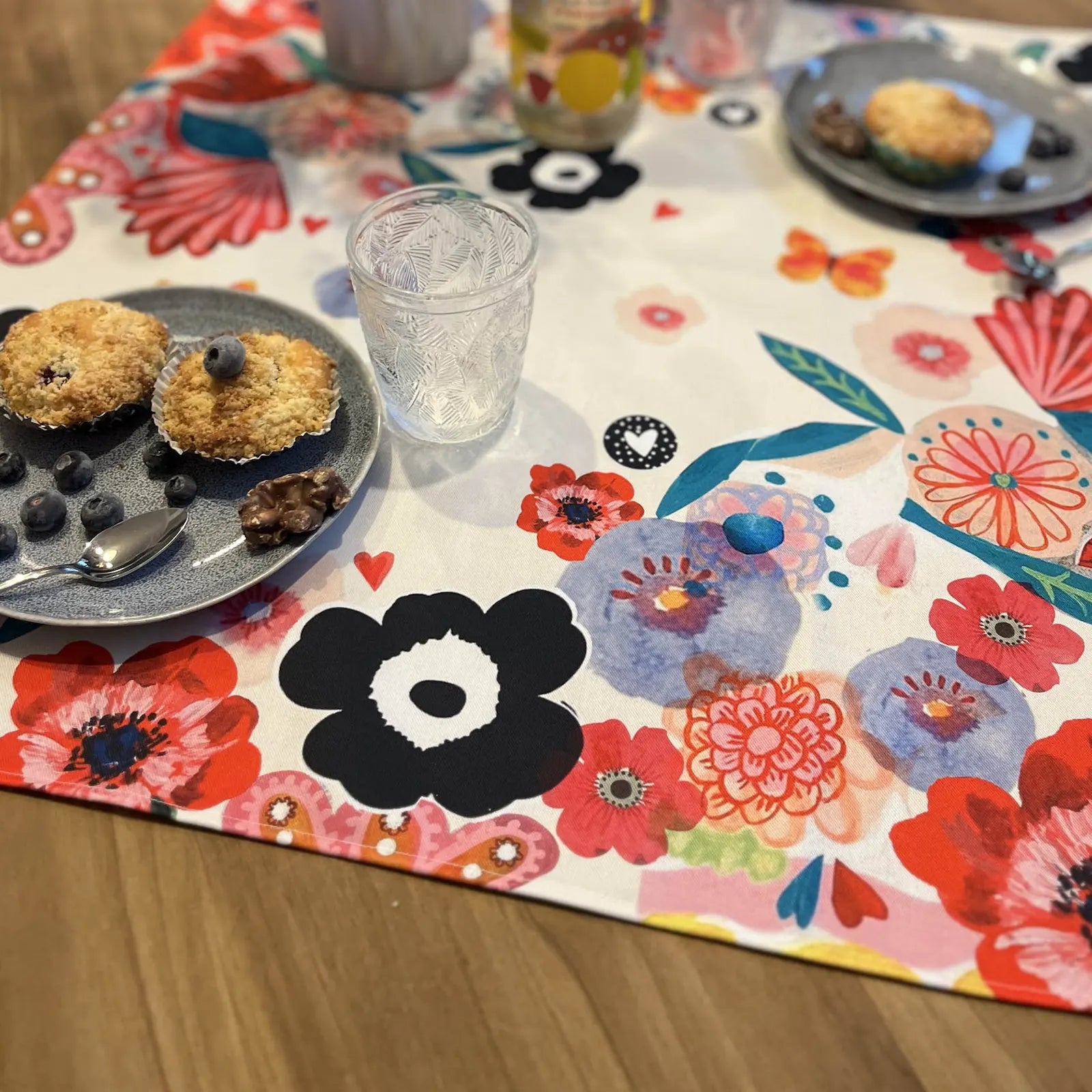 Chemins de table illustrés Rose & Myrtille aux motifs floraux colorés – décoration textile poétique fabriquée en France.