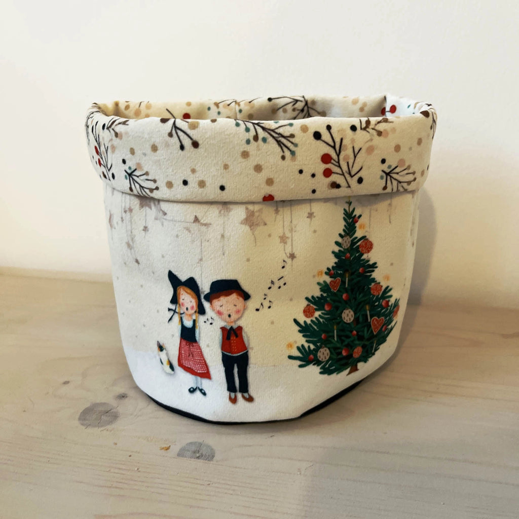 Corbeille en tissu motif Noël Alsace avec enfants et sapin – création Rose & Myrtille
