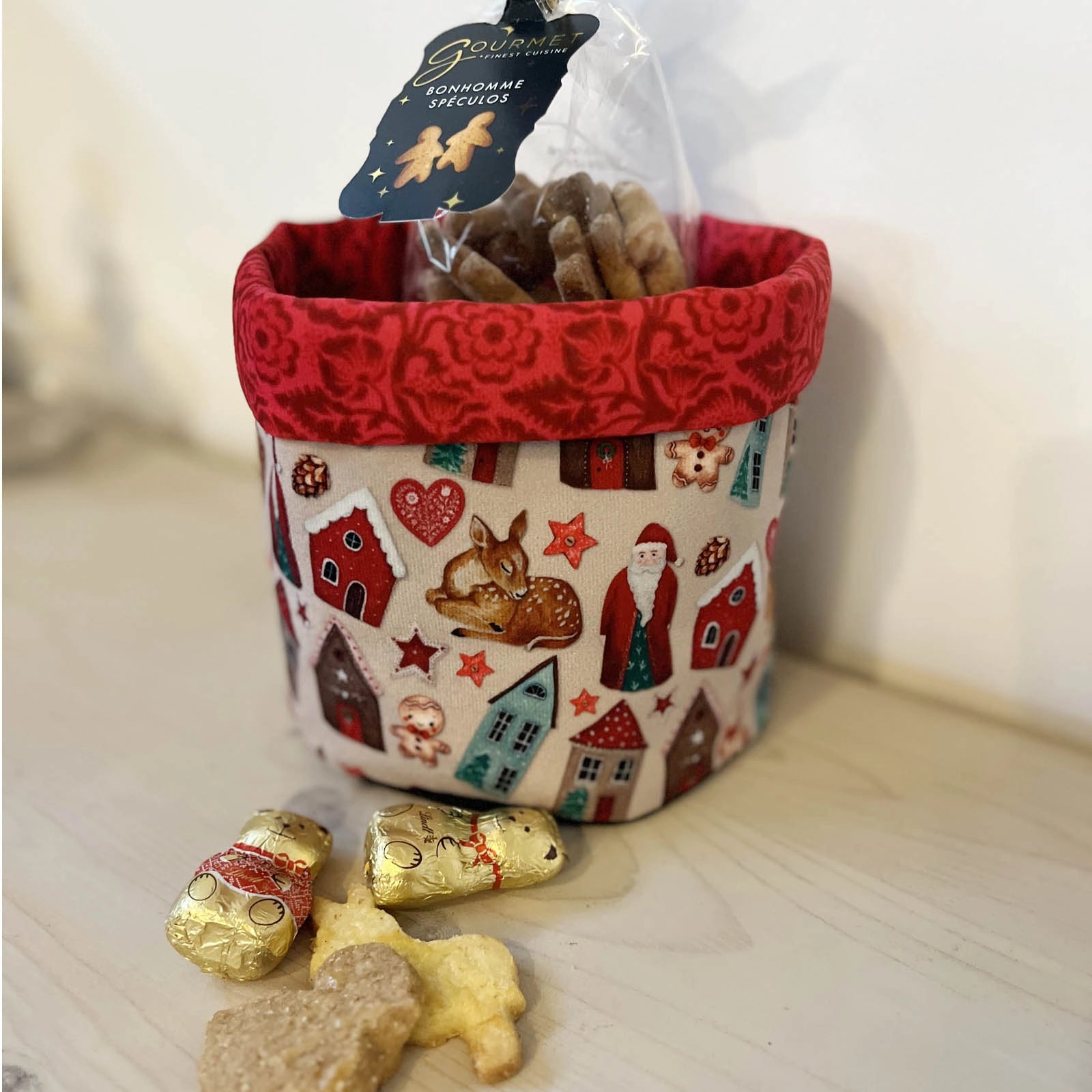 Corbeille en tissu motif Noël maisonnettes utilisée pour présenter des biscuits – Rose & Myrtille