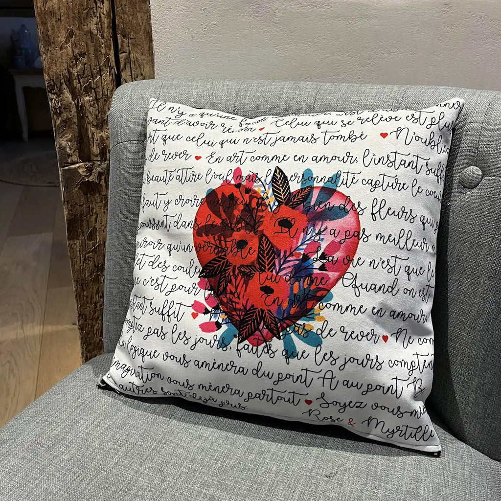 Coussin decoratif Amour Rose & Myrtille motif coeur rouge et ecriture manuscrite