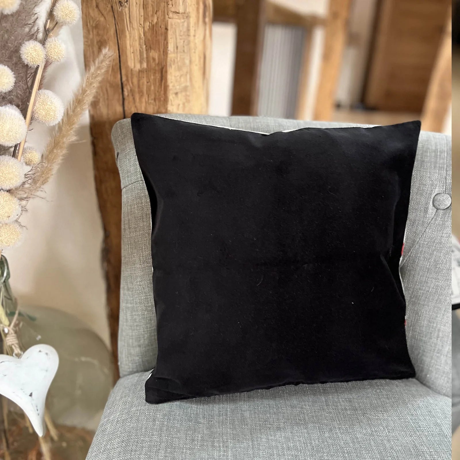 Coussin Amour Rose & Myrtille dos en velours noir uni