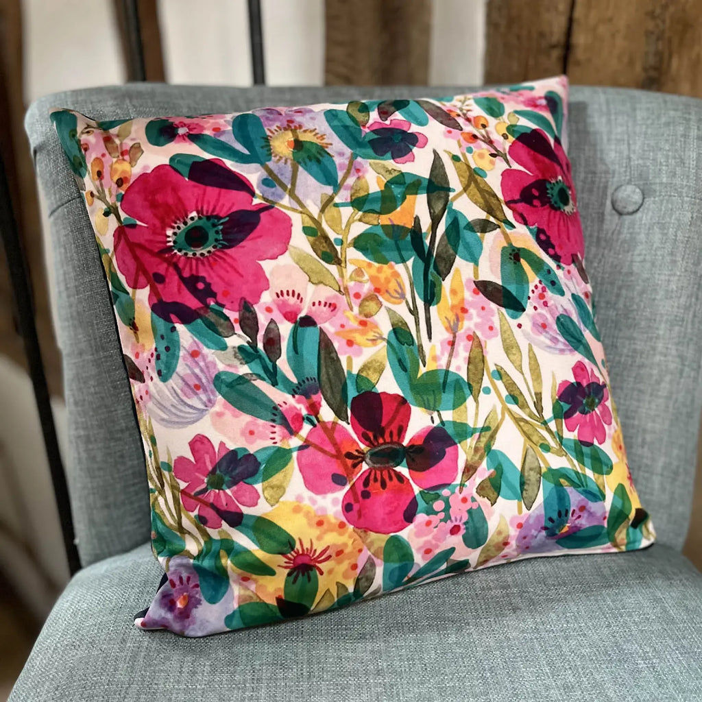 Détail du coussin floral Aquarelle Rose & Myrtille