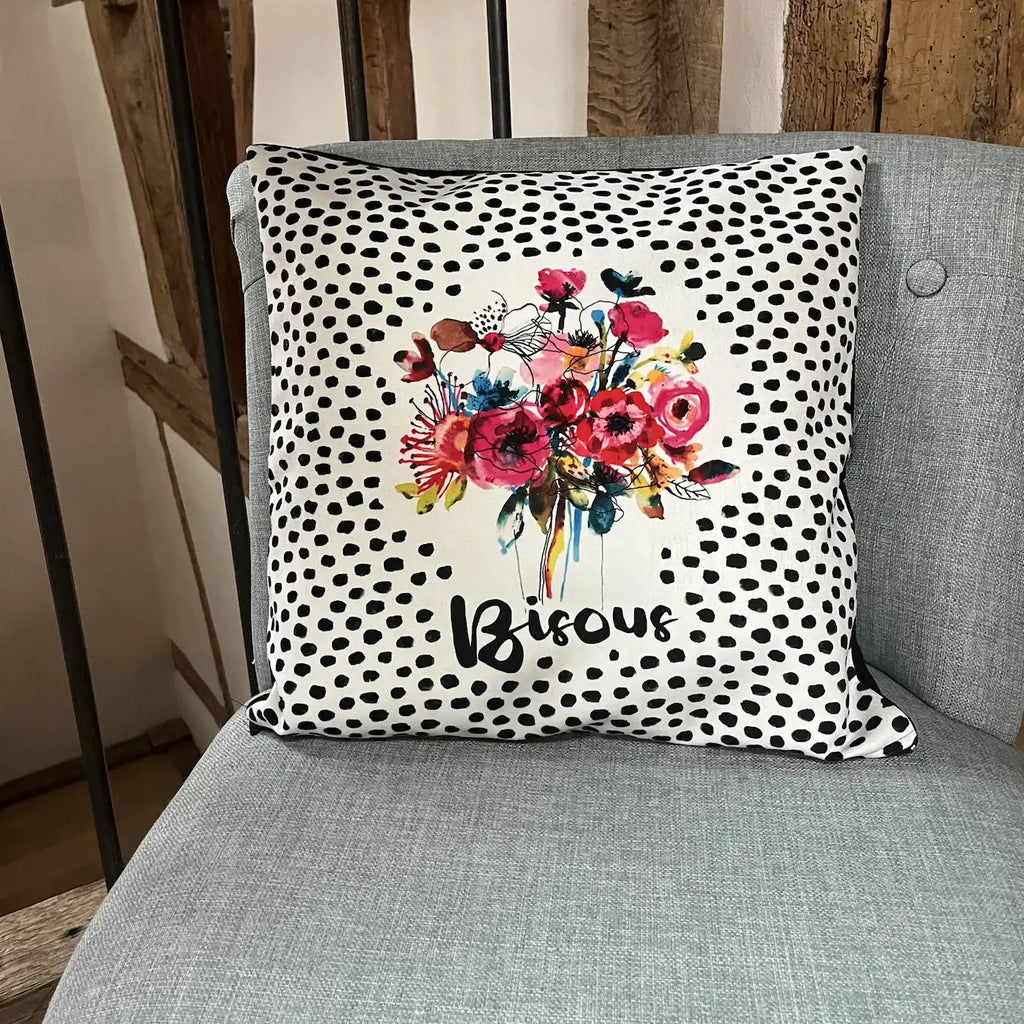 Coussin décoratif bouquet floral aquarelle sur fond blanc à pois noirs