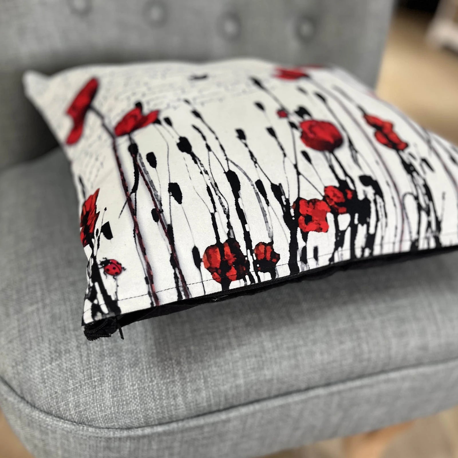 Coussin Coquelicots velours motif fleurs rouges detail couture