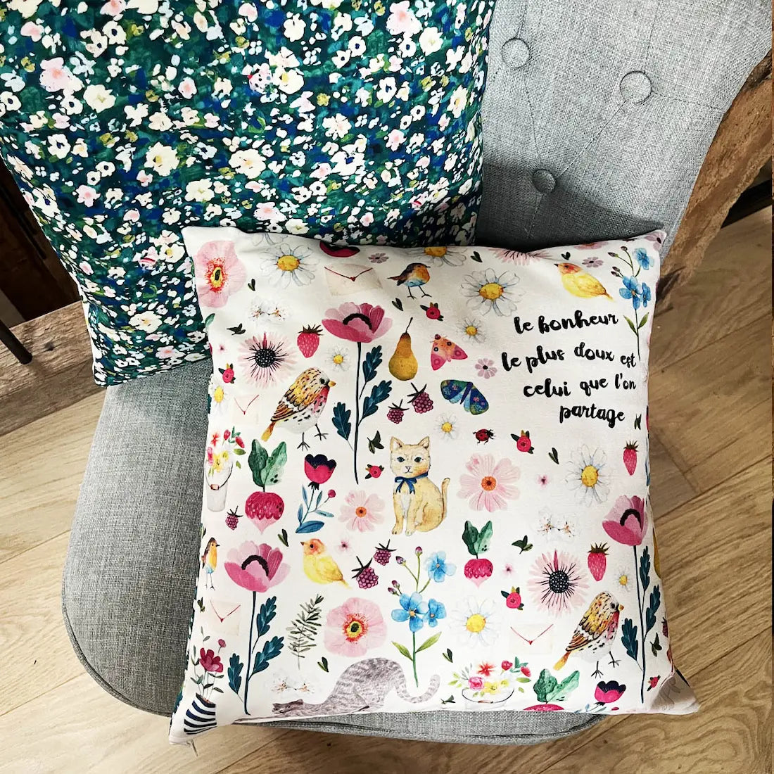 Coussin décoratif imagier illustré avec animaux, fleurs et citation poétique