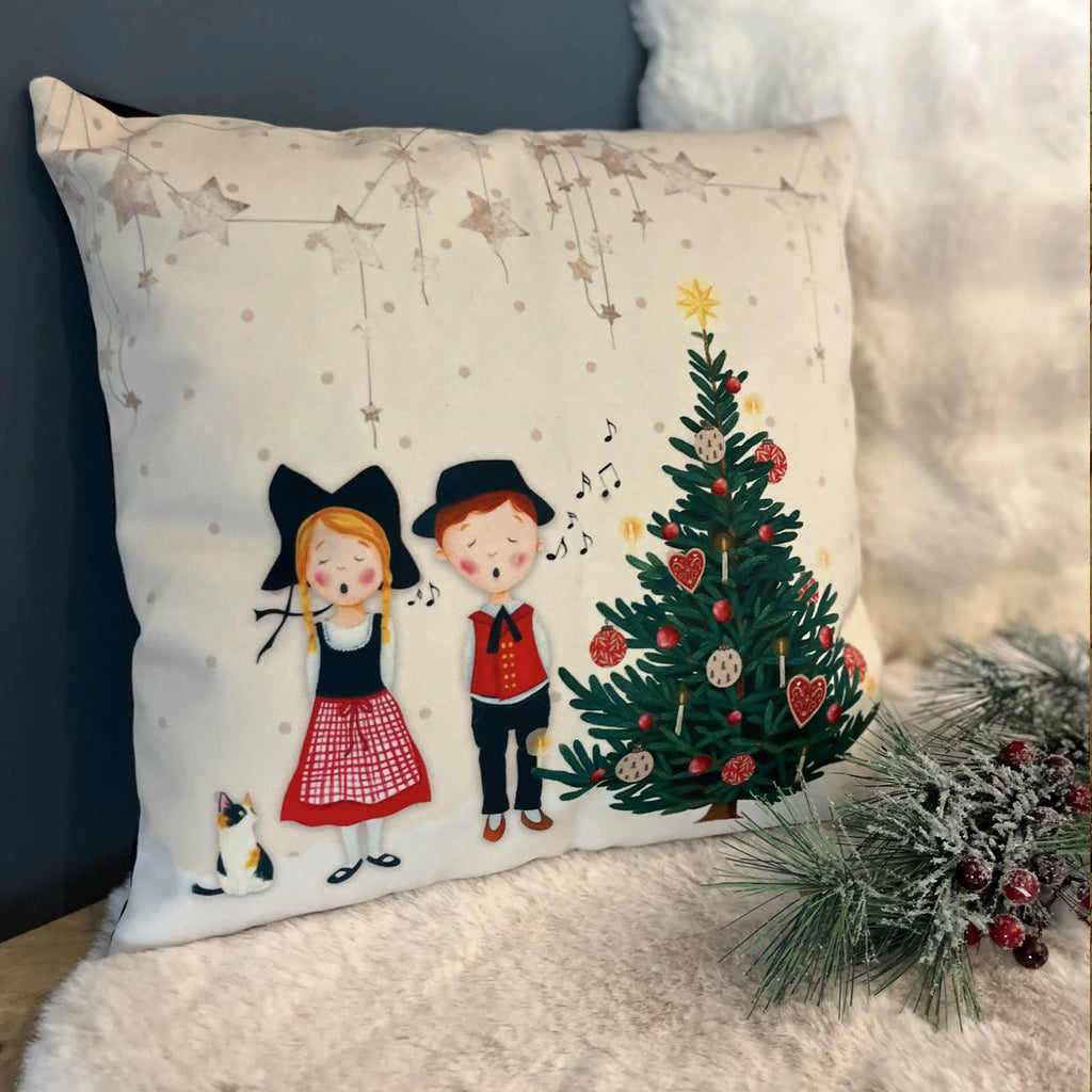 Coussin Noël alsacien illustration enfants et sapin de Noël ambiance chaleureuse