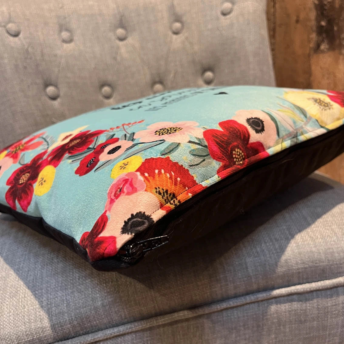 Détail coussin citation les amis seraient les pépites de chocolat
