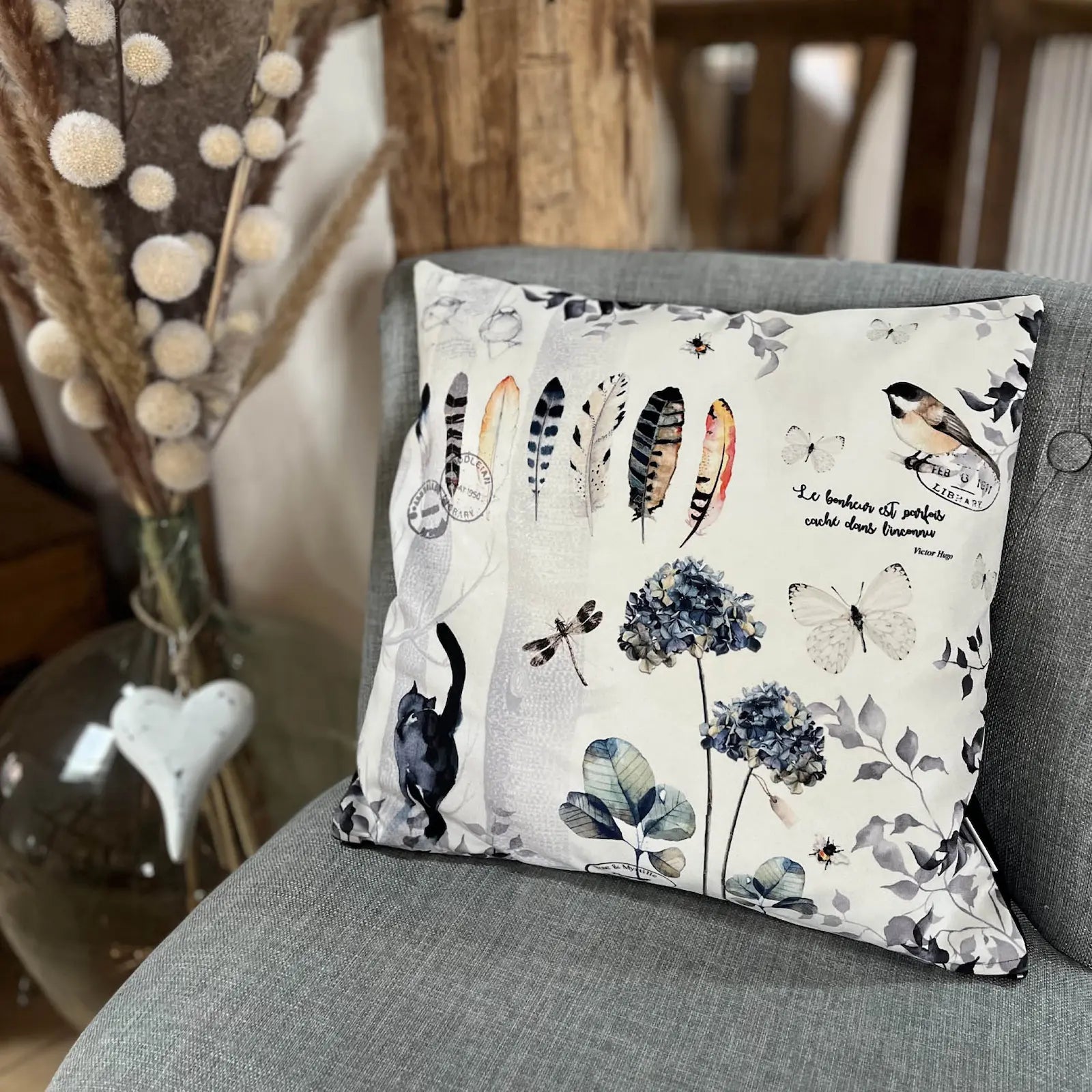 Coussin ambiance naturelle avec plumes et papillons style vintage