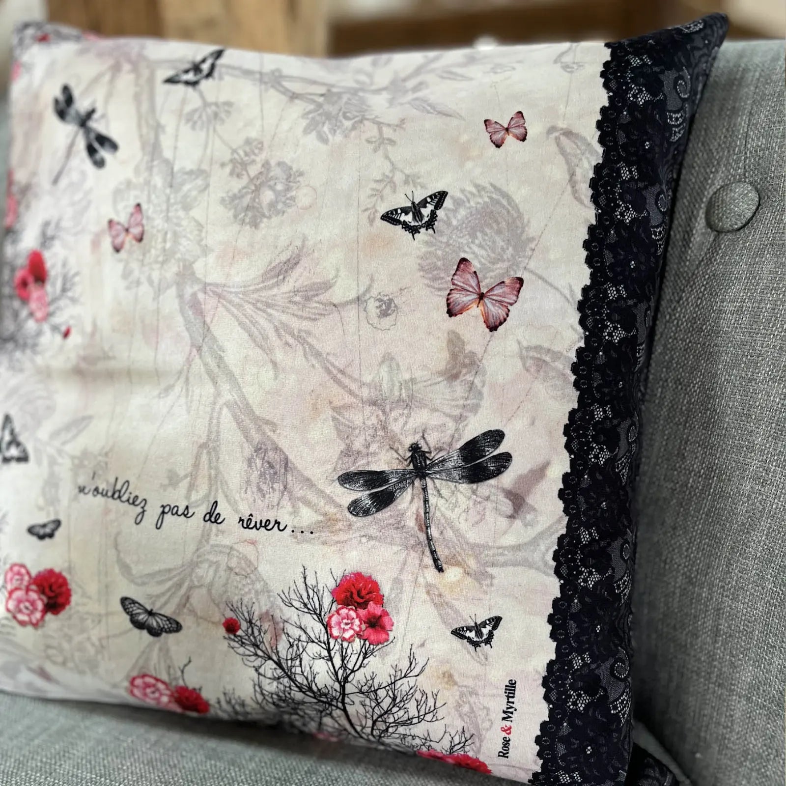 Coussin décoratif Rêver avec libellules, papillons et dentelle noire