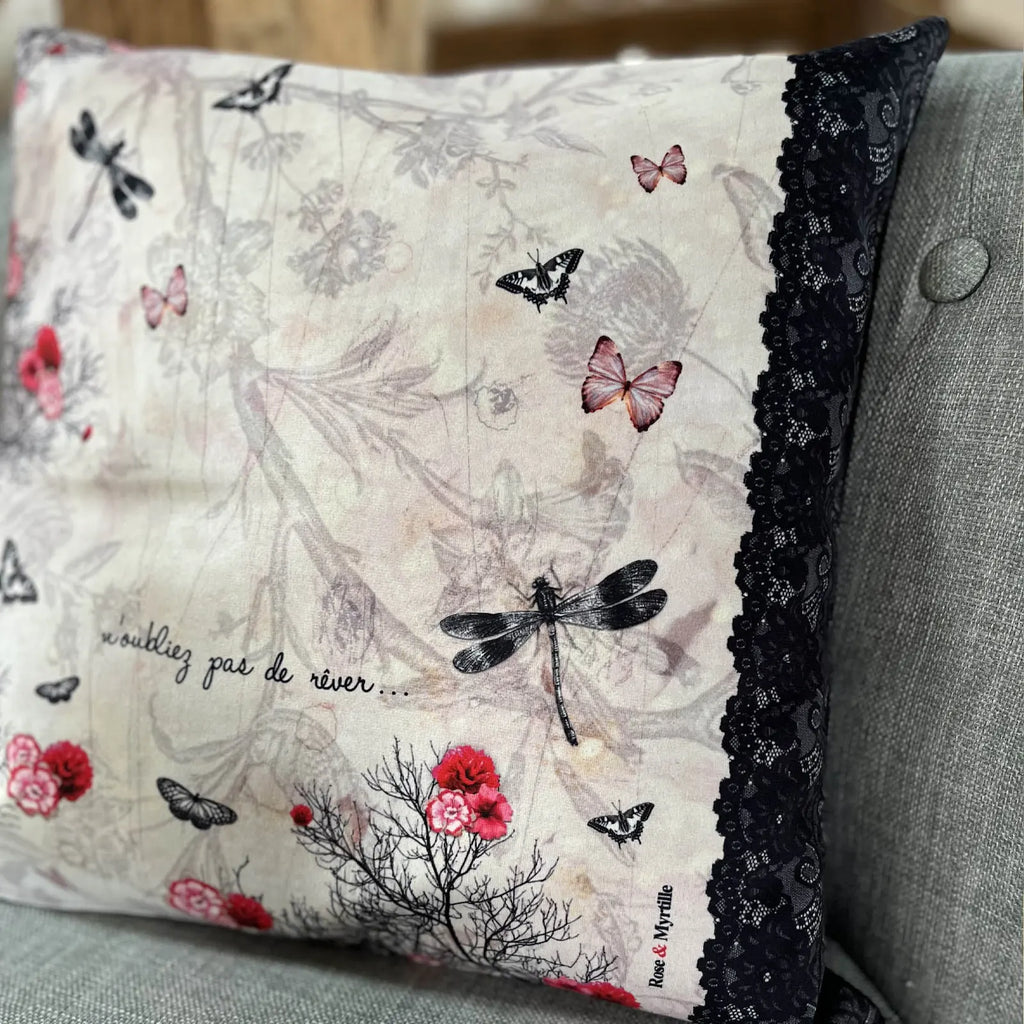 Coussin décoratif Rêver avec libellules, papillons et dentelle noire