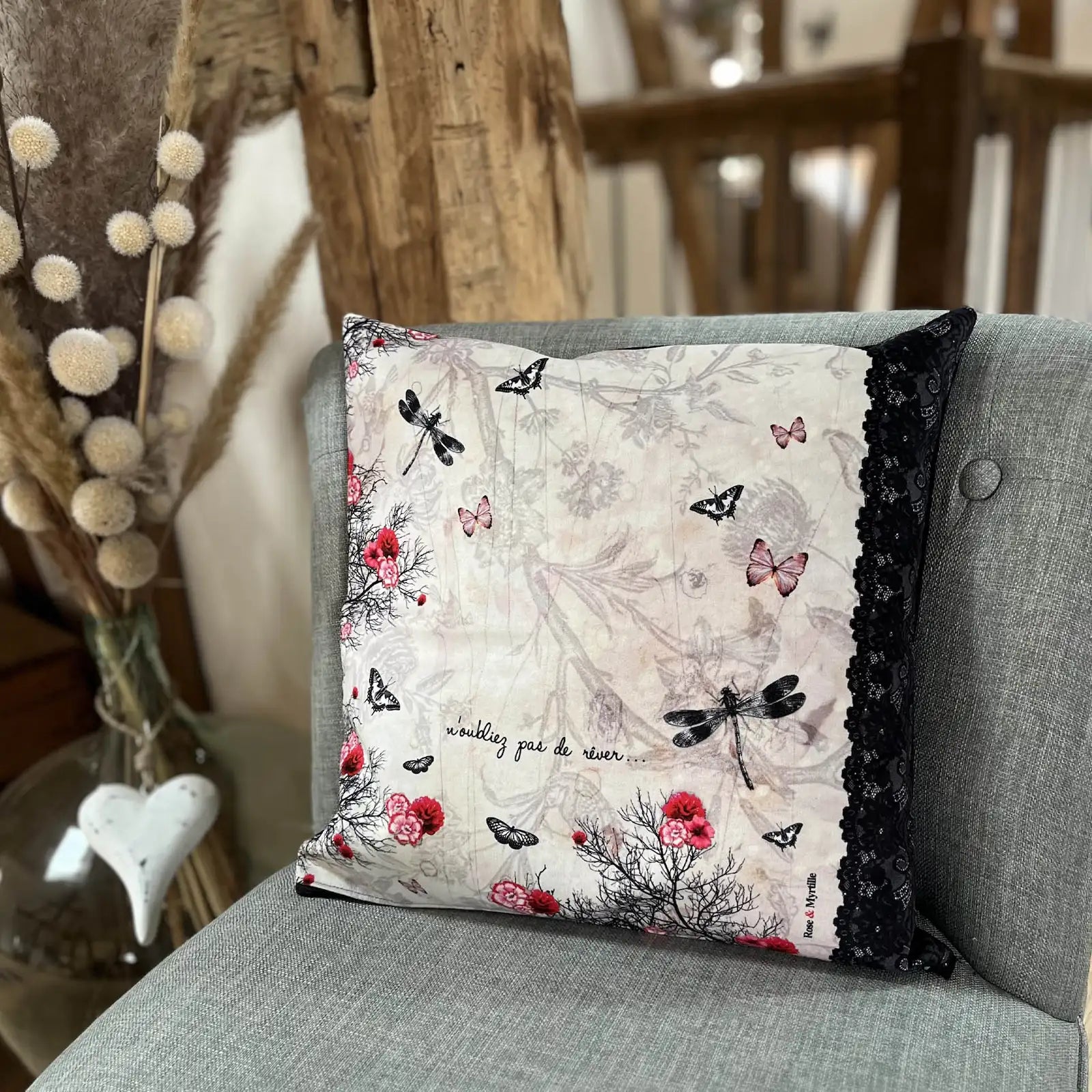 Détail coussin citation « n’oubliez pas de rêver » style romantique
