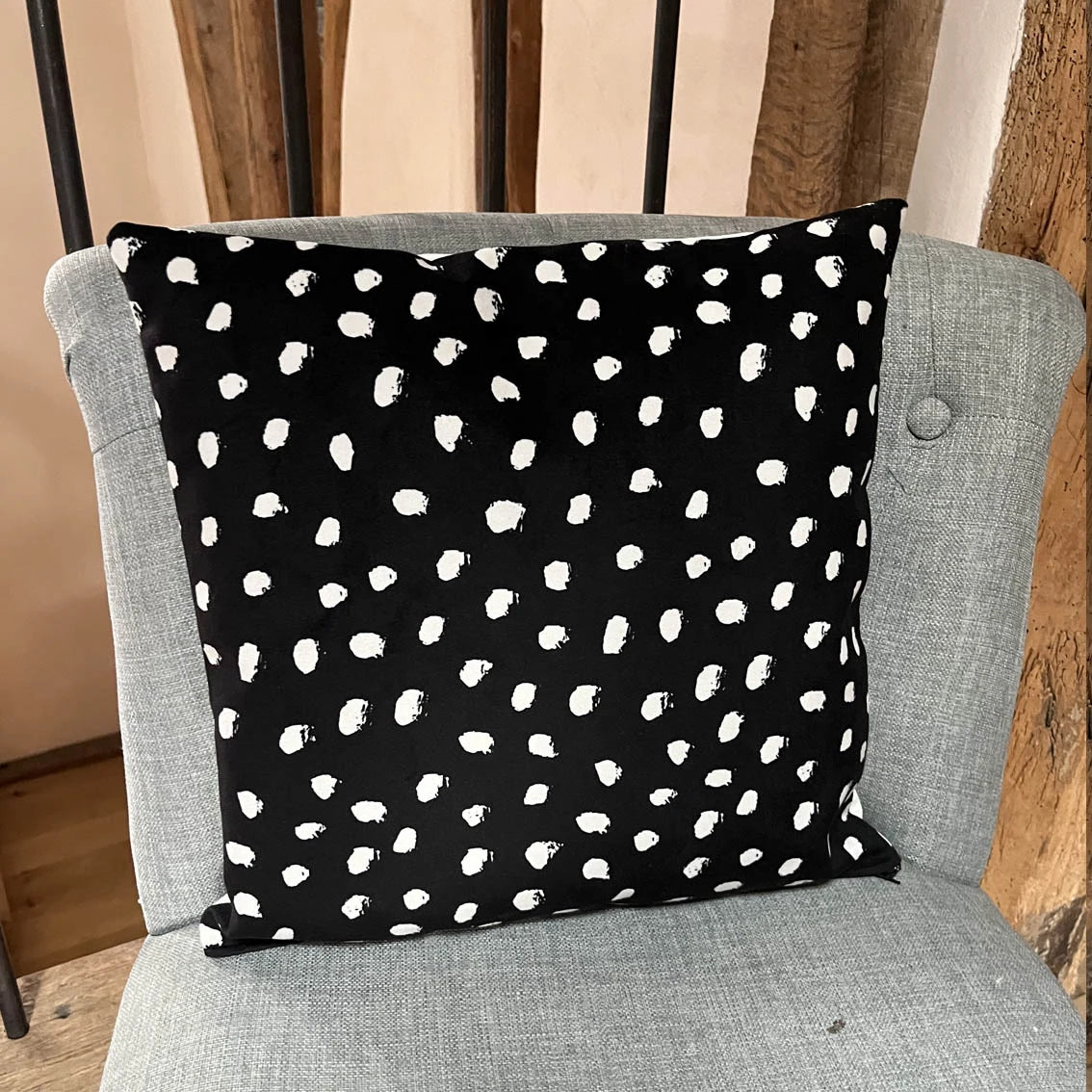 Verso coussin noir à pois blancs
