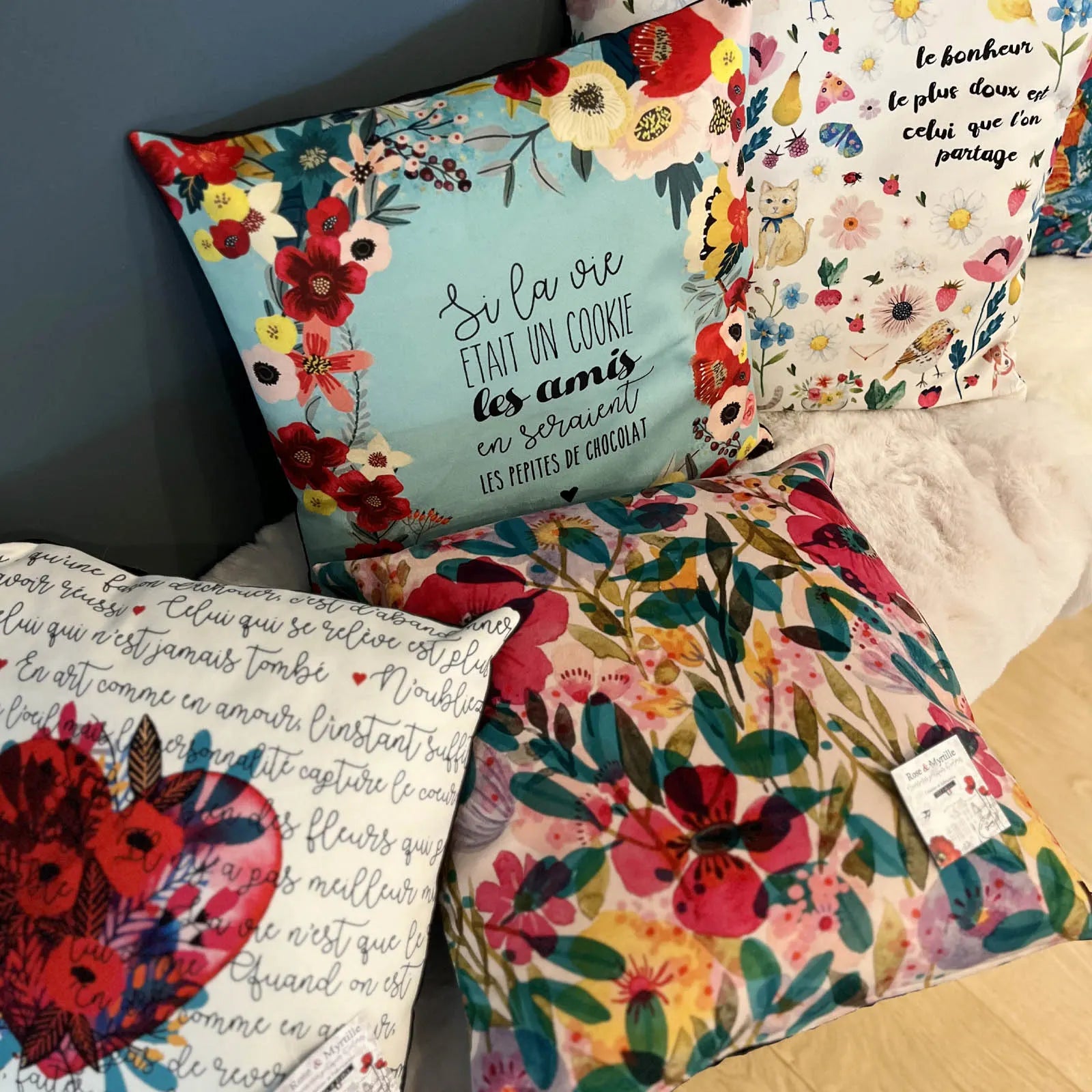 Coussins illustrés Rose & Myrtille aux motifs floraux et messages poétiques – décoration textile fabriquée en France.