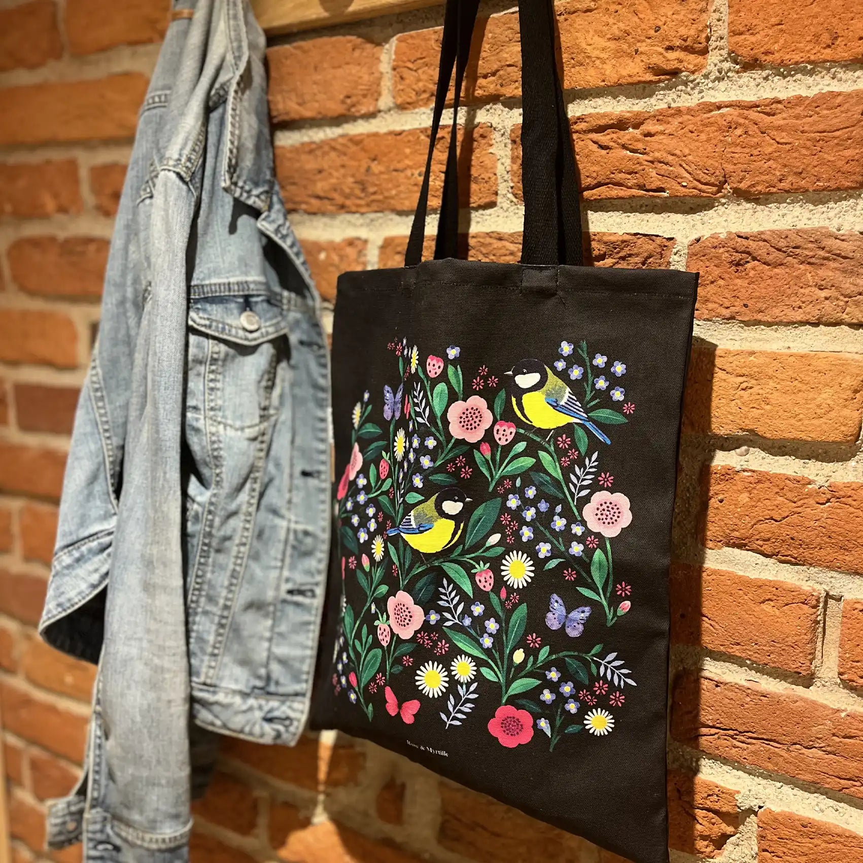 Tote bag noir Rose & Myrtille illustré de mésanges, de fleurs colorées et de papillons