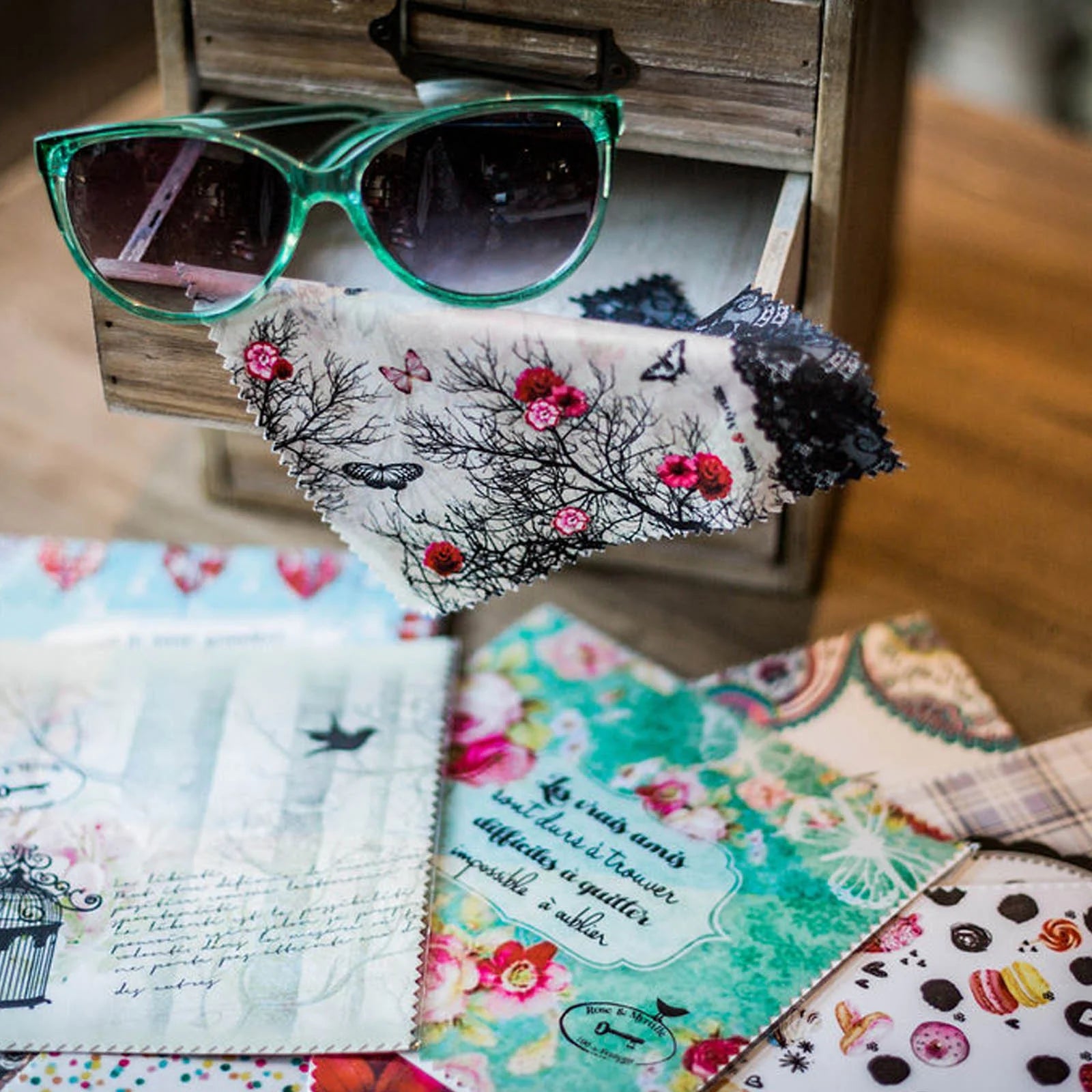 Essuie-lunettes illustré Rose & Myrtille aux motifs floraux et poétiques, accessoire pratique pour nettoyer les lunettes.