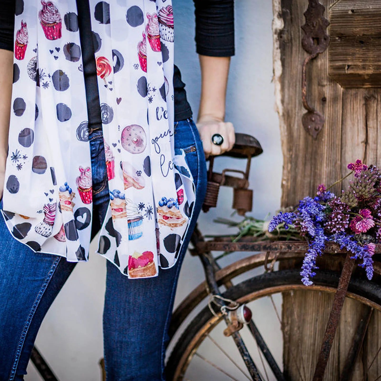 Foulard illustré Rose & Myrtille aux motifs gourmands et poétiques porté en extérieur.