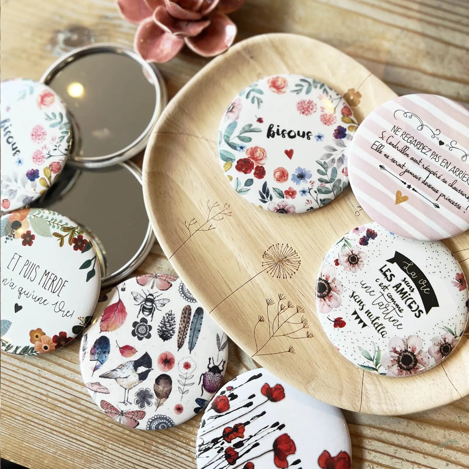 Miroirs de poche illustrés Rose & Myrtille aux motifs floraux et messages poétiques.