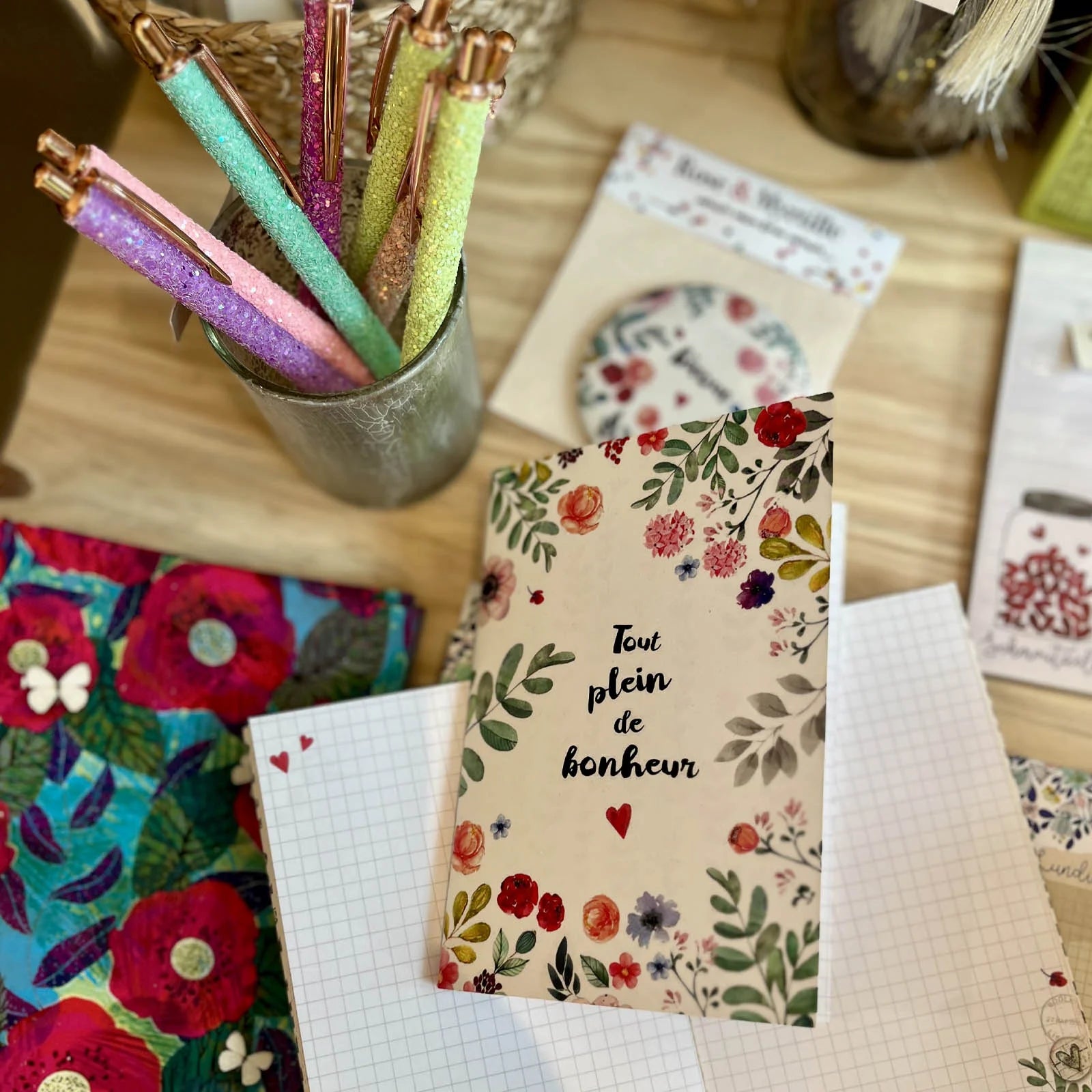 Papeterie illustrée Rose & Myrtille : carnets, cartes et accessoires d’écriture aux motifs floraux et poétiques.