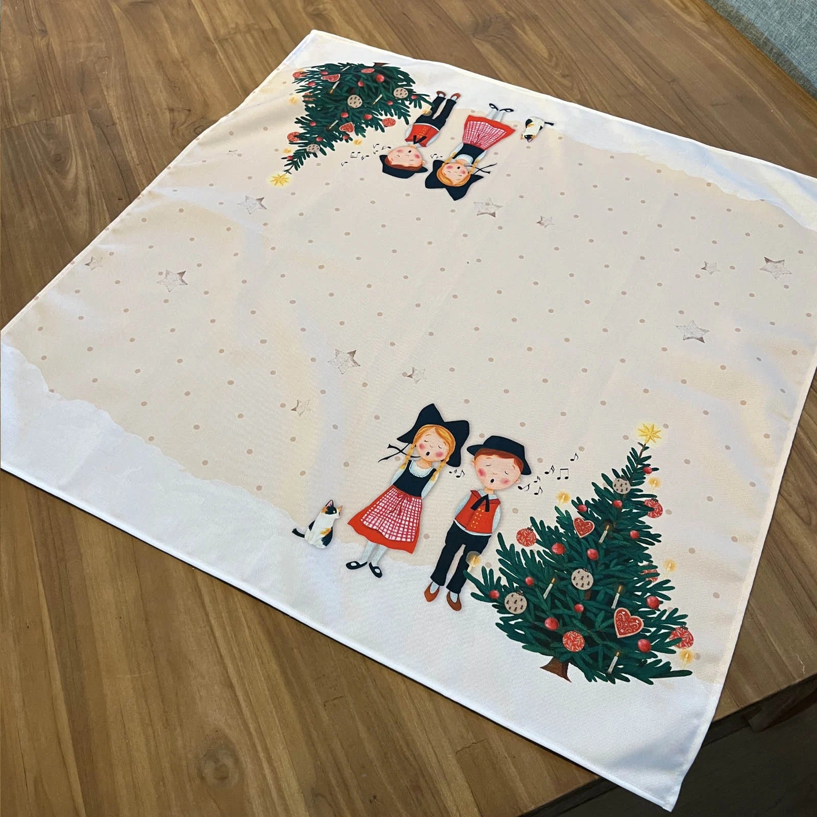 Petite nappe carrée Noël Alsace Rose & Myrtille, illustration enfants et sapin
