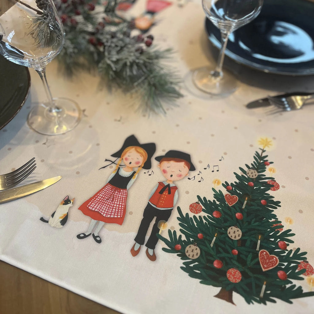 Nappe carrée de Noël Alsace Rose & Myrtille, décor illustré traditionnel