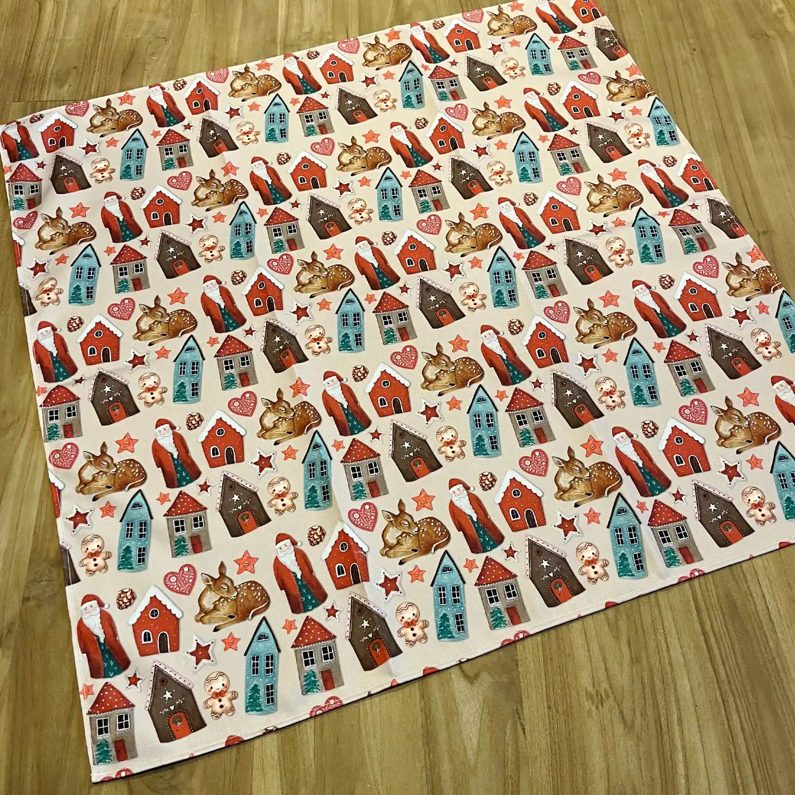 Petite nappe carrée motif Noël avec maisons, personnages et décorations – création Rose & Myrtille