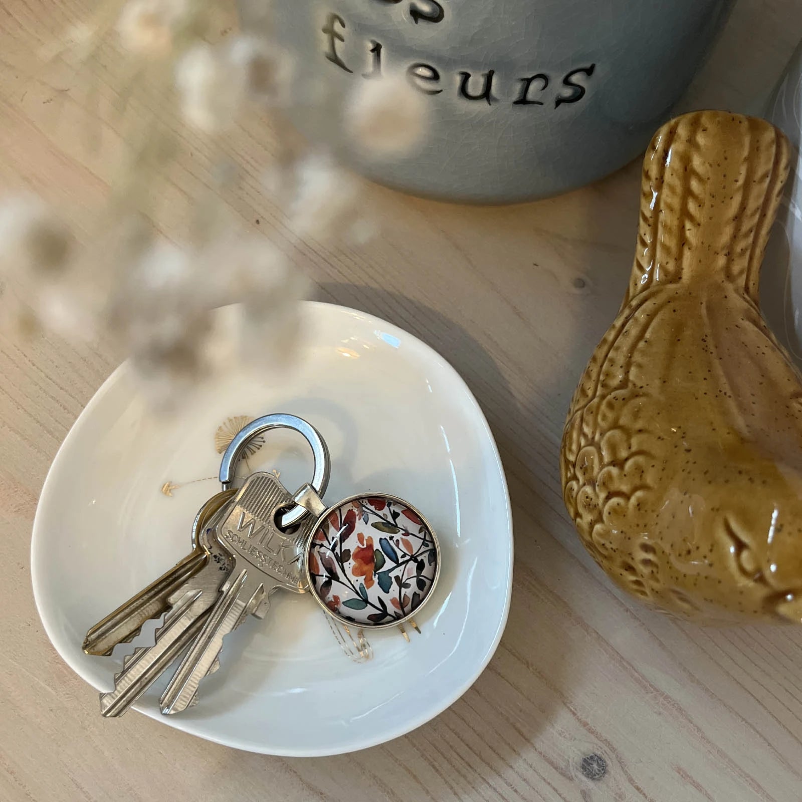 Porte-clés illustré Rose & Myrtille aux motifs floraux, accessoire poétique pour trousseau de clés.