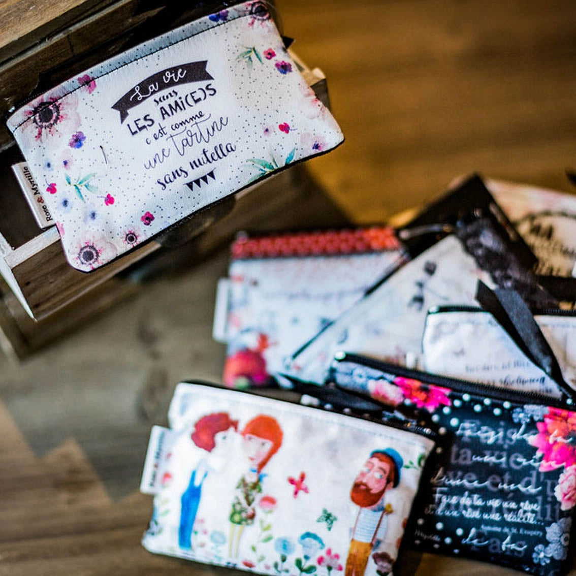 Porte-monnaies illustrés Rose & Myrtille aux motifs floraux et messages poétiques.