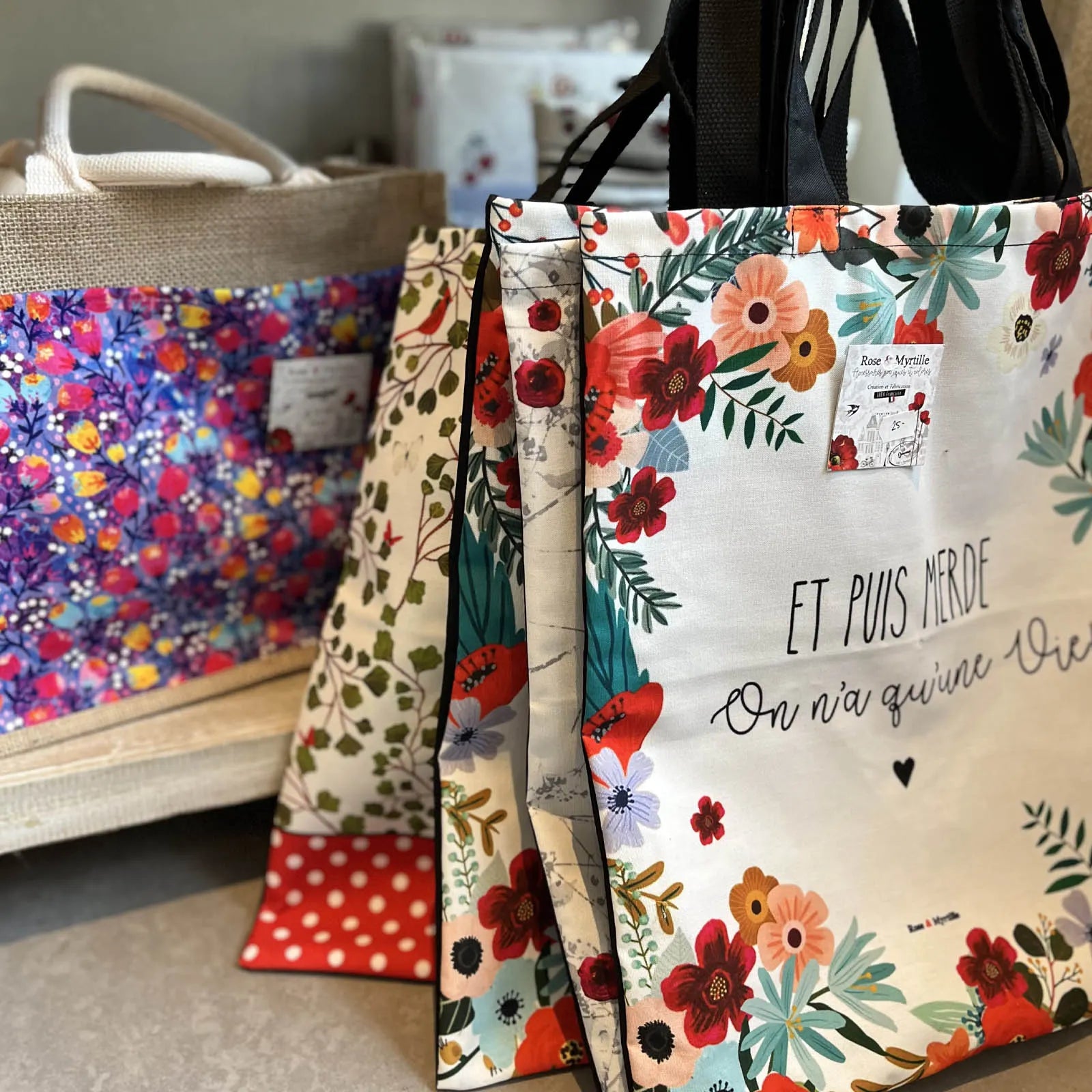 Tote bags illustrés Rose & Myrtille en tissu fleuri avec citation.