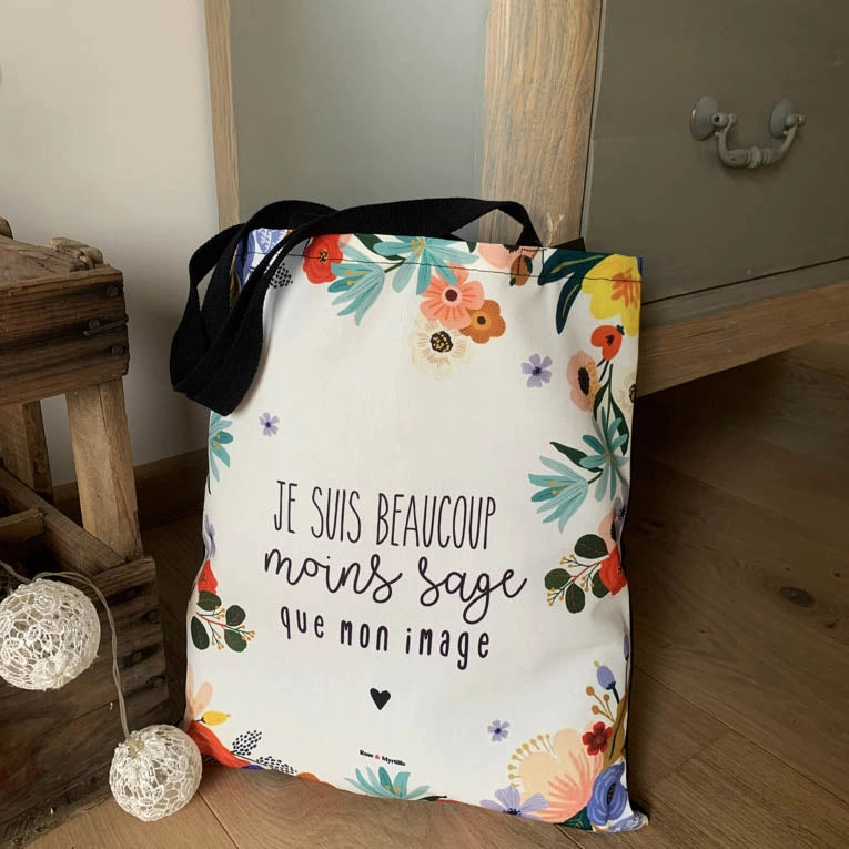 Tote bag illustré citation Je suis beaucoup moins sage que mon image