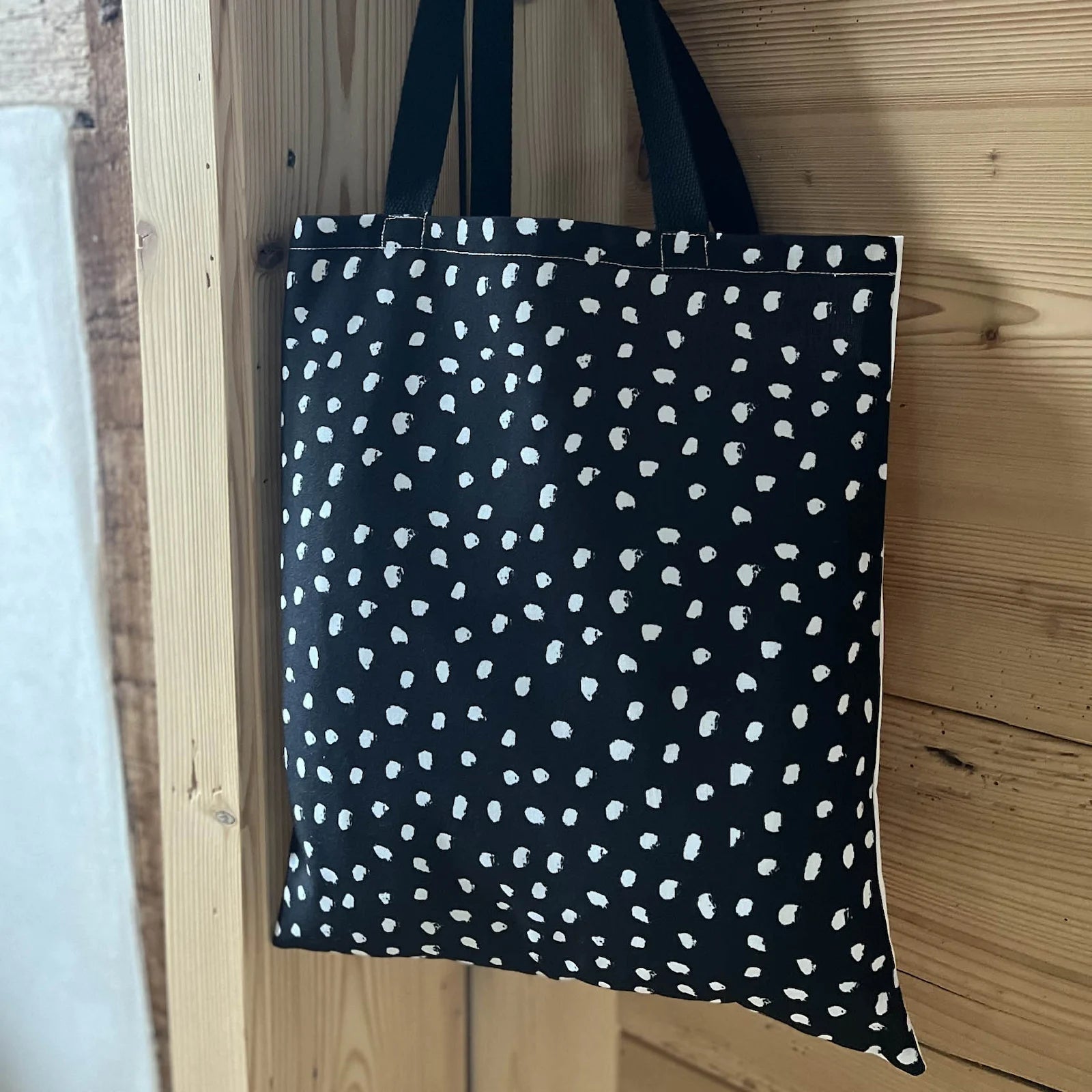 Verso noir à pois du tote bag illustré sac en tissu fabrication française