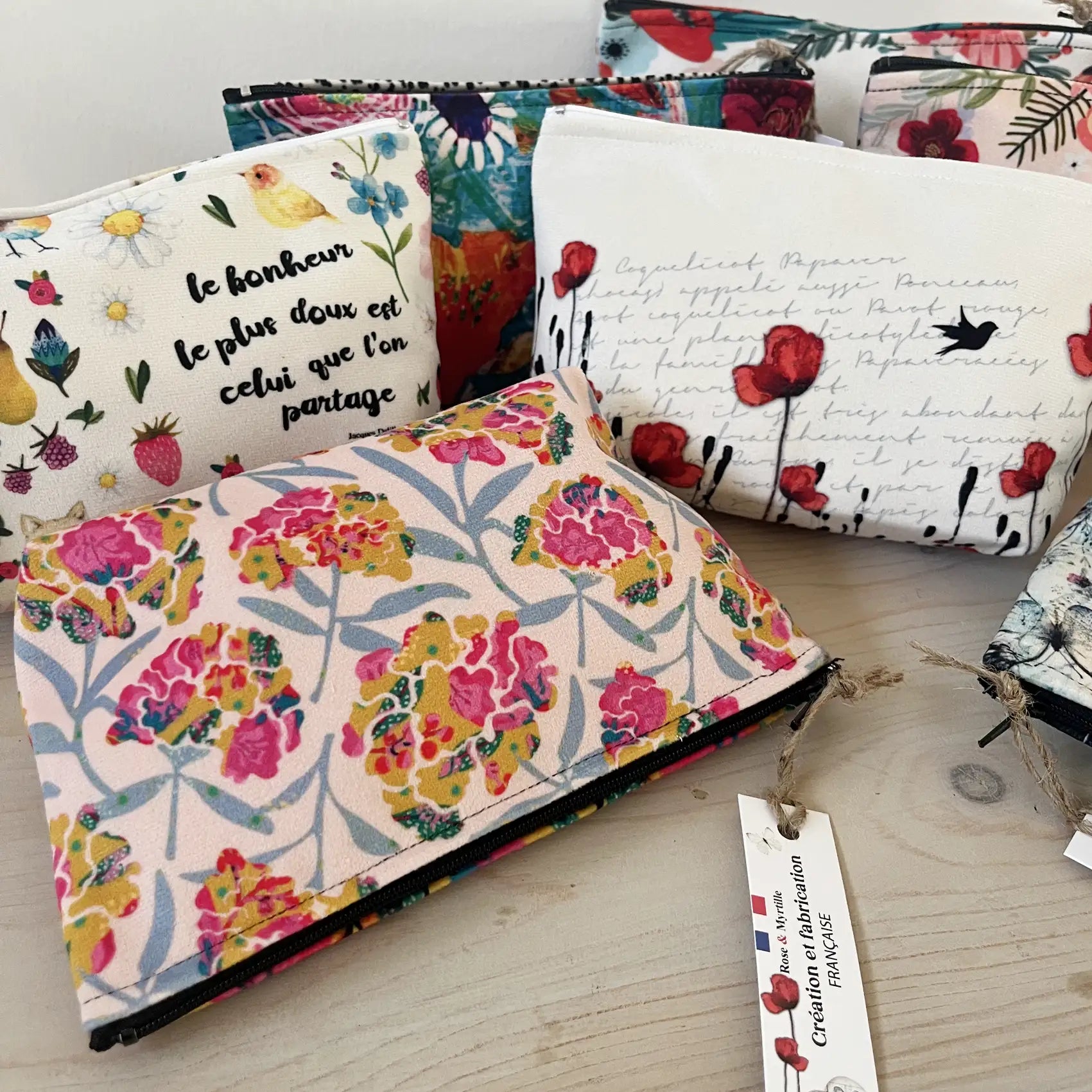 Trousses de maquillage zippées Rose & Myrtille aux motifs de fleurs colorées, coquelicots et oiseaux