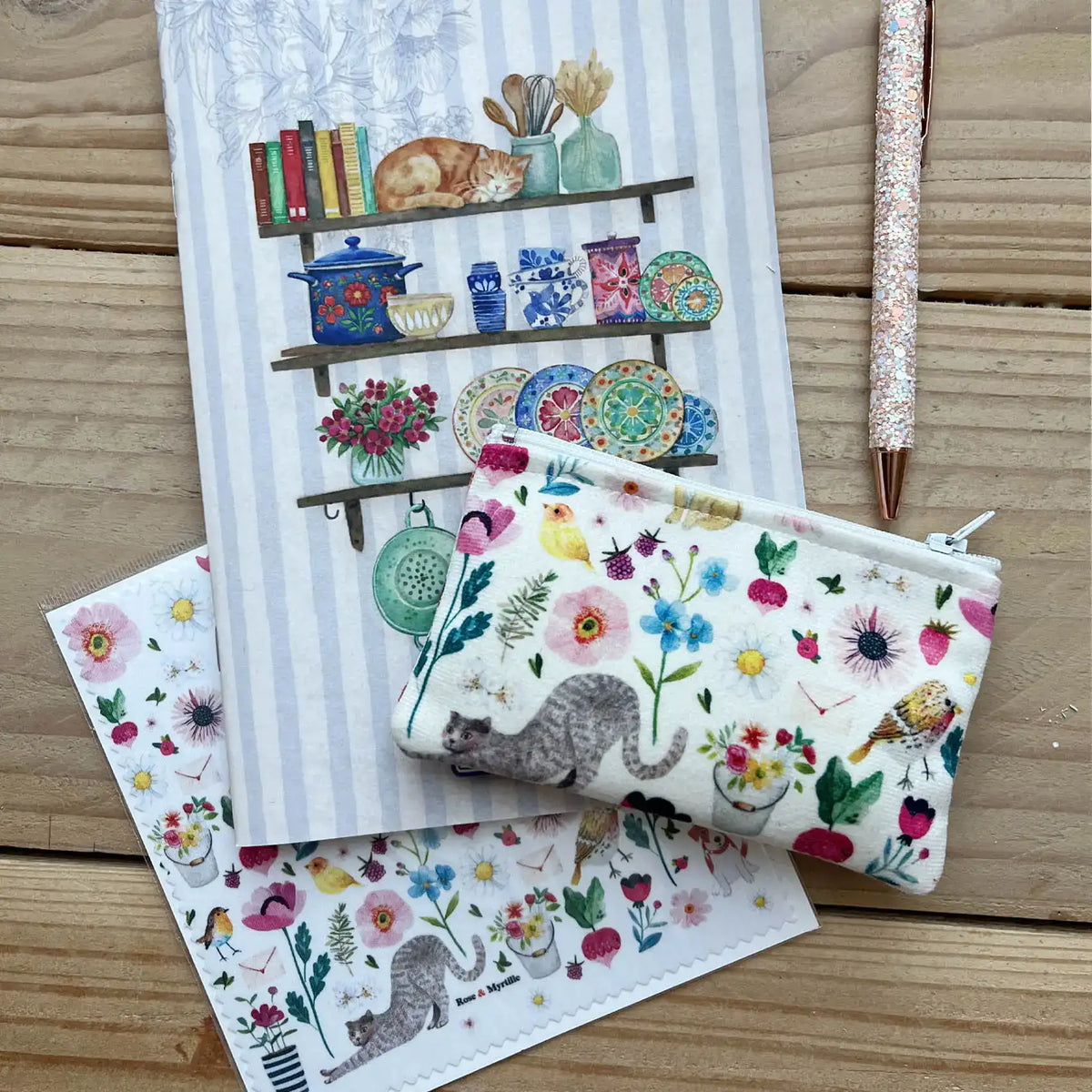 Créations illustrées sur le thème des chats Rose & Myrtille : carnet, trousse et essuie-lunettes aux motifs fleuris