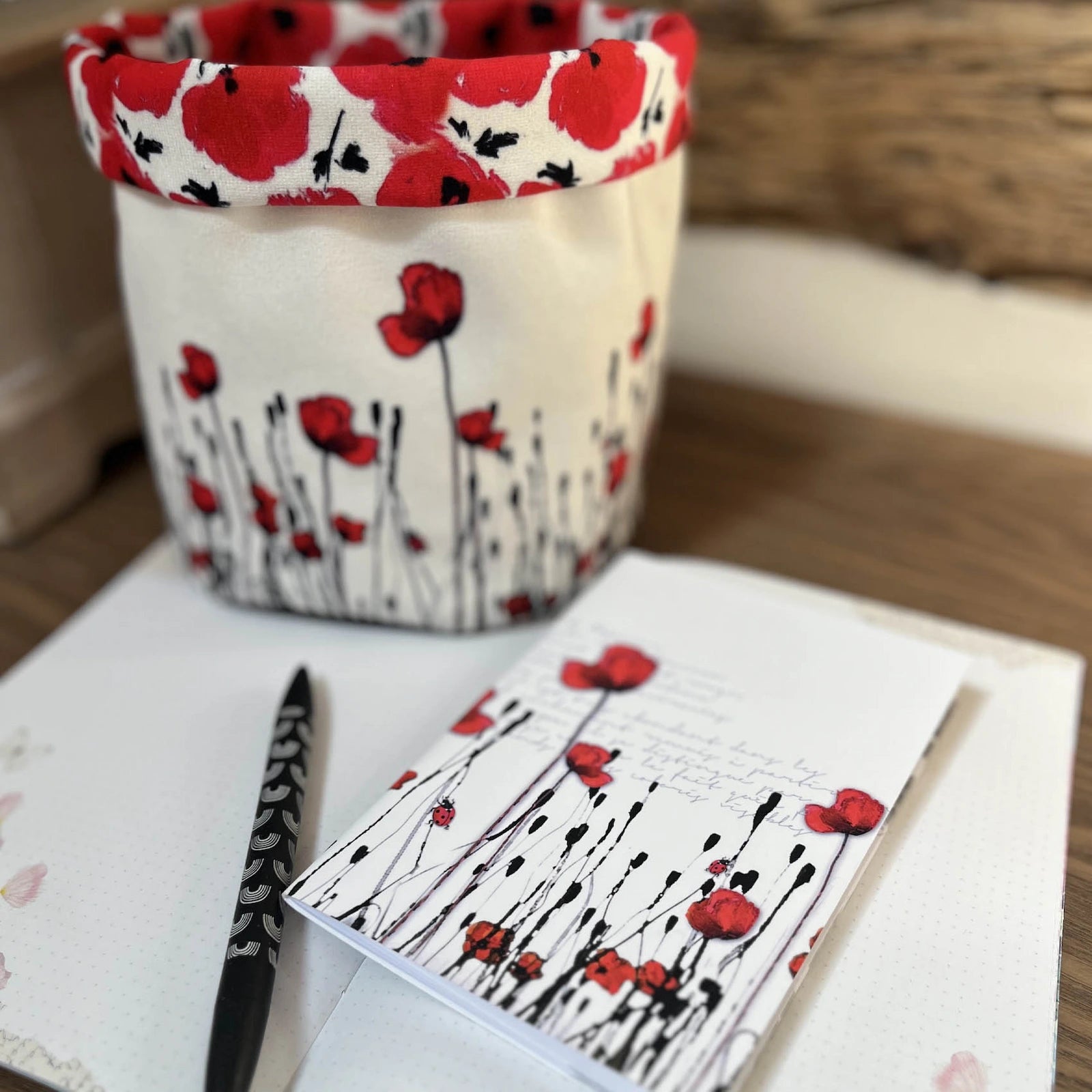 Accessoires et papeterie illustrés Rose & Myrtille motif coquelicots rouges.